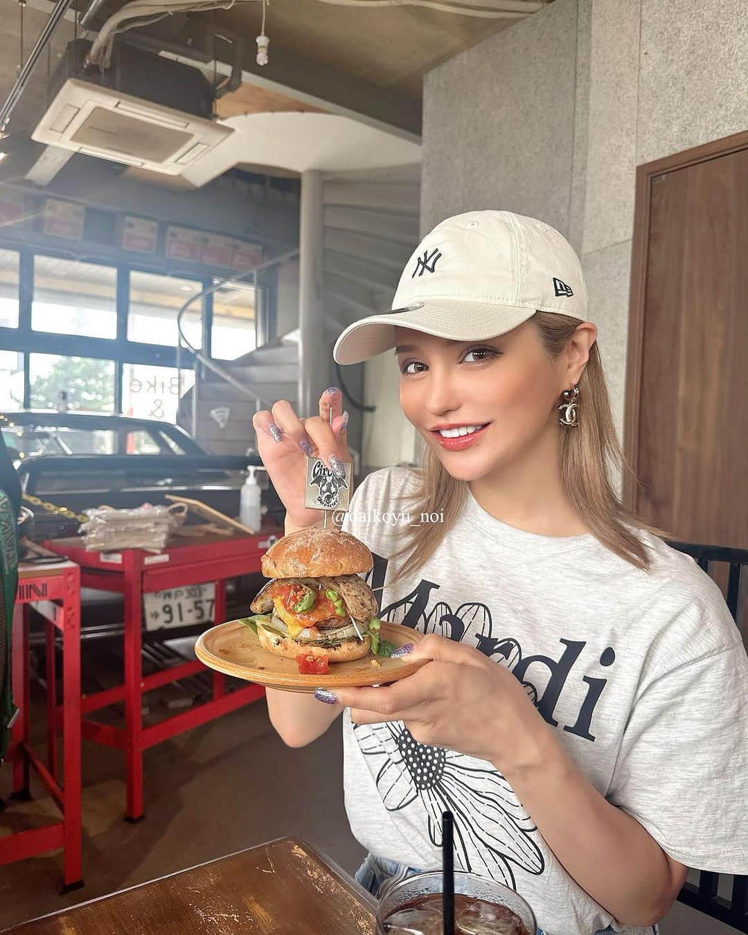 のいちゃんのインスタグラム：「. . おしゃれハンバーガー🍔 . 夏が来たね〜 相変わらず毎年ながらまる焦げです . 来週12日から新店舗ニルスも開くし いい休みにできてよかった！ . . . #沖縄#水着#水着女子#tatoogirl  #afactory #ダウンタイム#淡路島 #ショートカット#シーシャ #vantyme#travel#summer#diet#sea#beauty#整形#豊胸#makeup#川越#大阪#北新地#ミナミ#東京#新宿#歌舞伎町#博多#錦#キャバ嬢#シーシャ#のいちゃん」