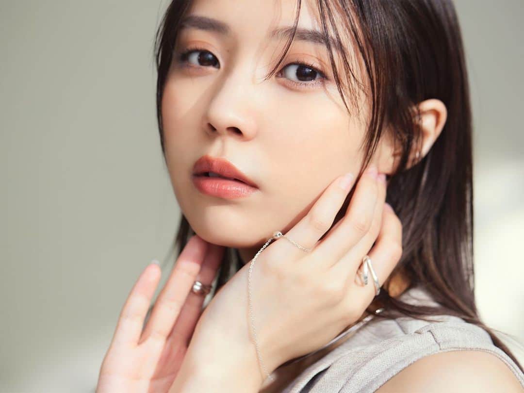withのインスタグラム：「【“崩れない”肌のつくり方】汗につよくて、ヨレにくい！  これからの季節、いつも以上に気になるメイク崩れ😔 高温多湿の環境で、サラッと整った肌をキープするのって、本当に難しい…！  「崩れないベースメイク」 簡単なのに効果絶大なプロの技を紹介しています💞  ぜひ、チェックを👌✨  📸 @tatsuyanakagawa0  💄 @haruna__yamaguchi  🧥 @stylistmikuishikawa  ✍️ @piroe.m   #小林由依 #櫻坂46 #ベースメイク #崩れない肌 #夏肌」