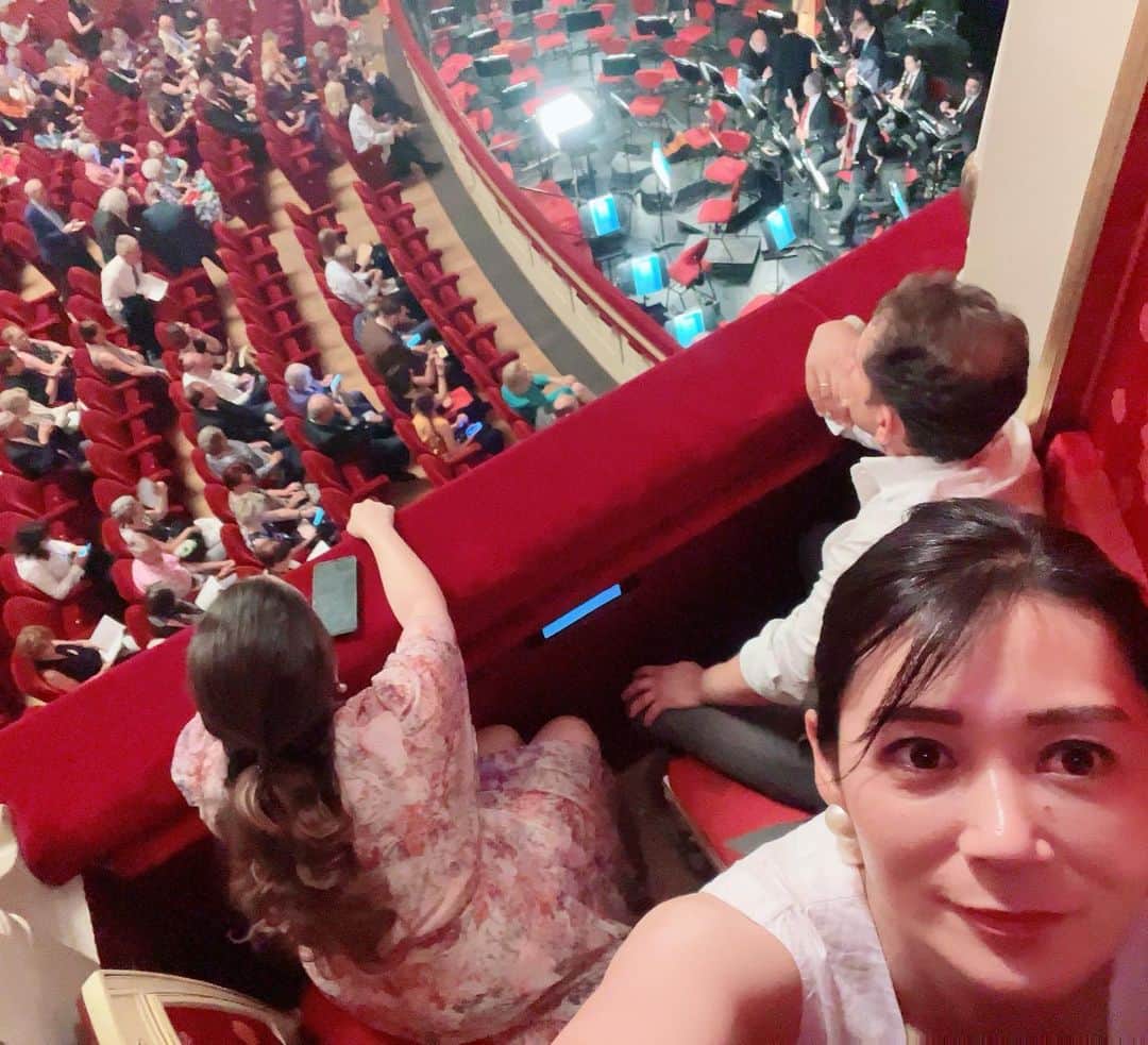 水原恵理のインスタグラム：「イタリア最終日の夜は単独行動！ スカラ座にルサルカを観に行きました。  大好きな演目なのですが、 むむむ、水の精ルサルカの足が10本！ イカの妖精に笑いを堪えるのか大変でした。  #イタリア出張 #イタリア特番 #オペラ #ルサルカ」