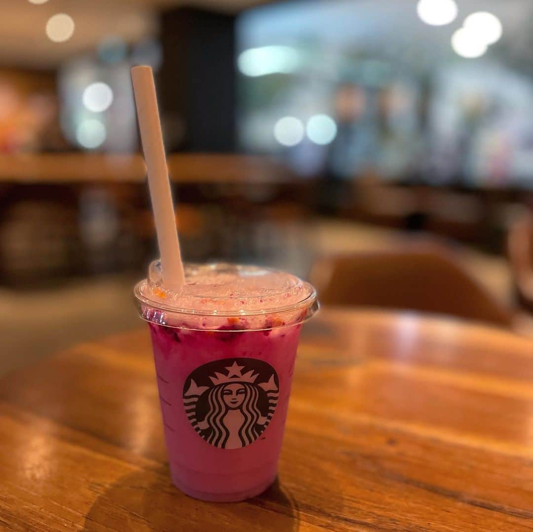 坂本奈津美のインスタグラム：「🥤💜 スターバックスインドネシアの夏のドリンク🇮🇩  パープルドリンクとは何味なんだろうと飲んでみたら、マンゴーとドラゴンフルーツが入った、ココナッツ風味の南国らしいフレーバーでした🥭✨  きのうインドネシア語検定試験が終わり、気分すっきりー😆🙌 受験したみなさんもお疲れさまでした🙏  #starbacks #starbacksindonesia #purpledrinks #purpledrinkstarbucks #💜」