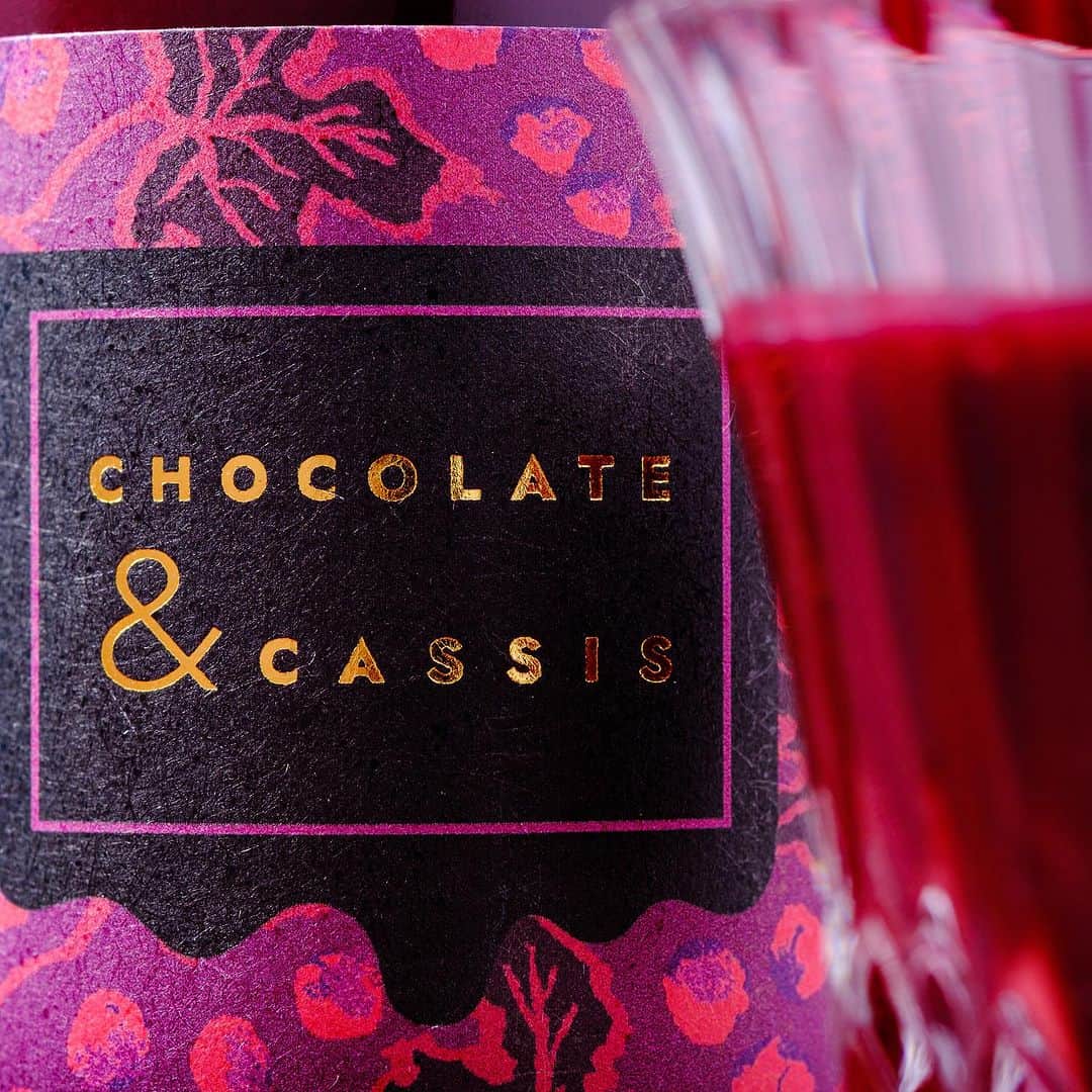 KURAND@日本酒飲み放題さんのインスタグラム写真 - (KURAND@日本酒飲み放題Instagram)「チョコレート＆カシス  チョコとカシスの贅沢リキュール  その名も... 「CHOCOLATE &CASSIS」  とろーり濃厚な甘さのチョコに カシスの酸味が感動的なアクセントに。  ルビー色に染まる、特別に豪華で濃厚な チョコレートとカシスのお酒。  . オンライン酒屋「クランド」では 珍しいお酒をたくさん揃えています！  __________ 新しいお酒との出会いがたくさん。 お酒や企画はプロフィールのURLから → @kurand_info   お酒にまつわる情報を発信中。 フォローやいいねお待ちしております  #お酒 #クランド #チョコレートリキュール #カシス #お酒好きな人と繋がりたい #お酒大好 #お酒好き」7月3日 16時40分 - kurand_info