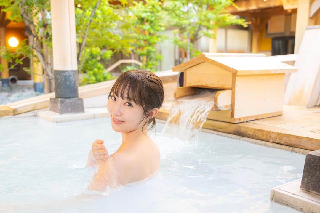 小島まゆみのインスタグラム：「. . . 絹の湯船でほっこり🛁❤️  7月から極楽湯さんグループのホームページの写真が切り替わっています。  もう見てくれた方いますか？🌷  #極楽湯イメージガール2023 #極楽湯青森店 #極楽湯富谷店 #極楽湯宇都宮店 #極楽湯幸手店 #極楽湯和光店 #極楽湯上尾店 #極楽湯羽生温泉店 #極楽湯柏店 #極楽湯千葉稲毛店 #極楽湯多摩センター店 #極楽湯芹が谷店  #ラクスパ1010 #温泉 #露天風呂 #温泉女子」