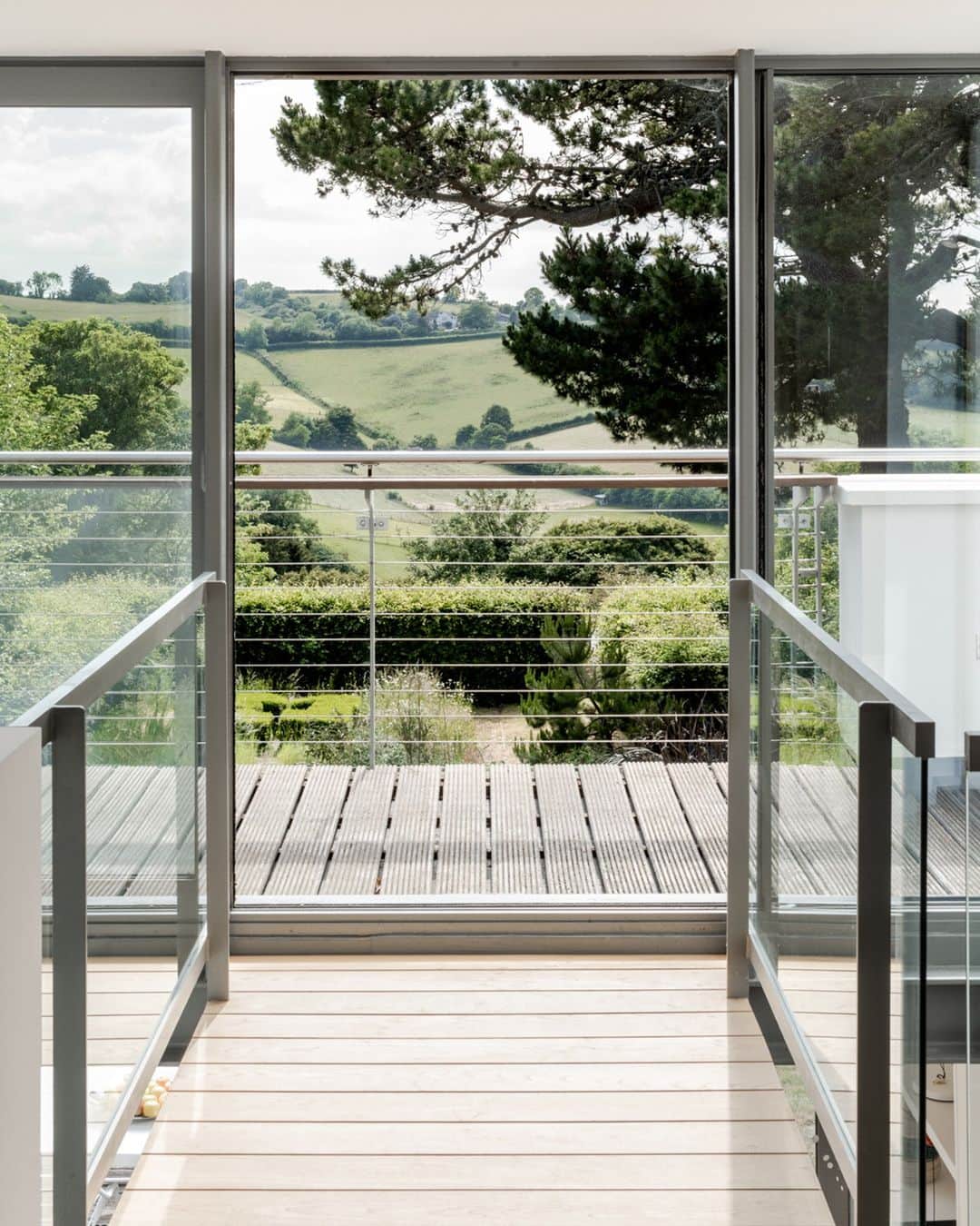 The Modern Houseさんのインスタグラム写真 - (The Modern HouseInstagram)「#forsale Best in Class: a RIBA award-winning home on the Devonshire coast, designed by @stanboltarchitect   Head to the link in our bio for the full sales particulars.  Ridge Road, Maidencombe, Devon.」7月3日 16時46分 - themodernhouse