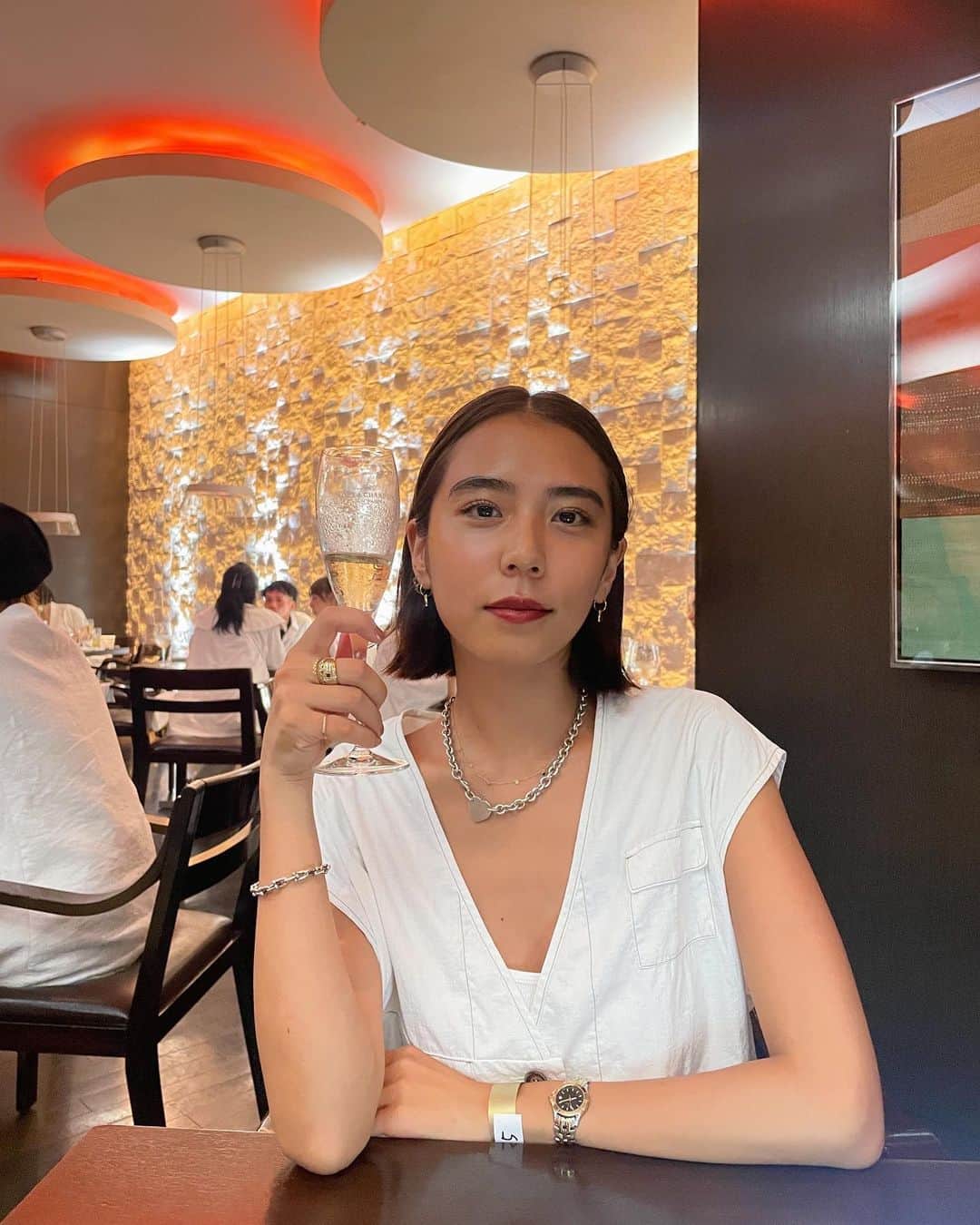 安保彩世のインスタグラム：「@moetchandon 🥂✨  “オールホワイト”がドレスコードの「ソワレ ブランシュ」に参加してきました🤍💞  グランドハイアットにあるフレンチキッチンで期間限定で開催されているよ🥂💫 モエ･エ･シャンドンのモエ アンペリアルがフリーフローで、そして乾杯にはアイス アンペリアルを楽しめるよう〜 ご飯もおいしくってすごく楽しかった😌✨ 是非おしゃれして行ってみてほしい👗🤍🥂  #hostedby @moetchandon #ソワレブランシュ #soireeblanche #moetchandon #モエシャンドン #sponsored #drinkresponsibly」