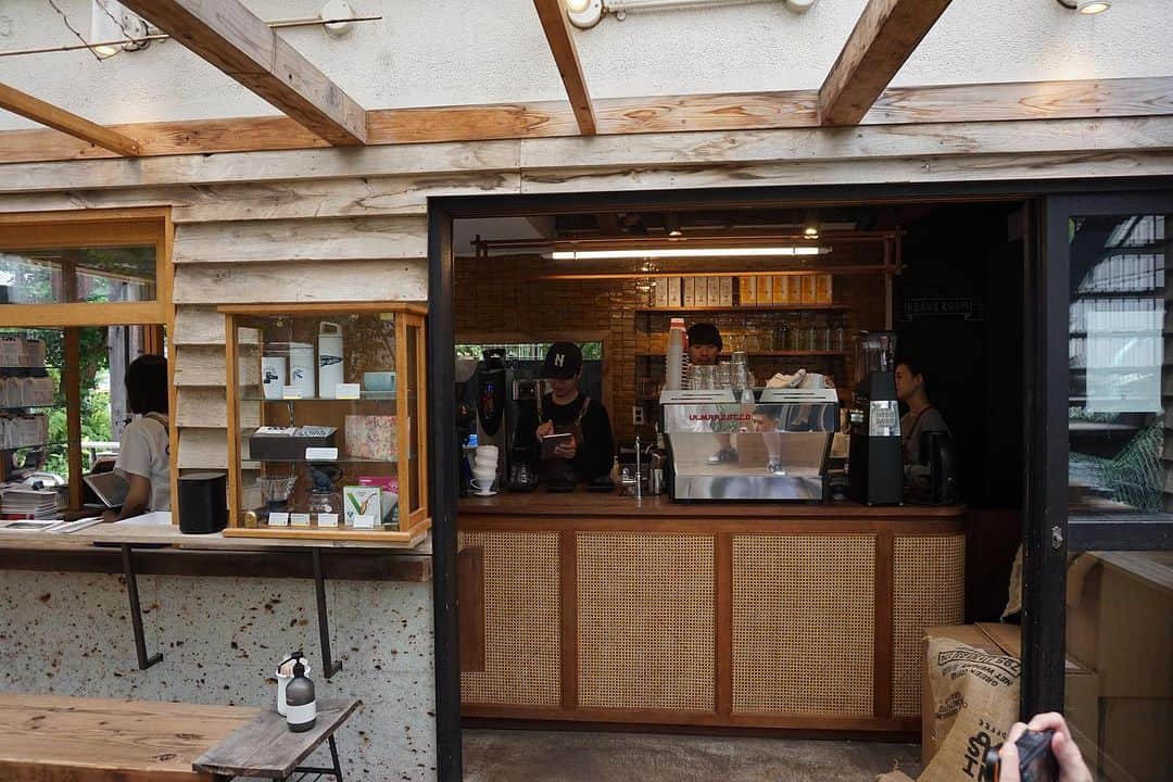 搗宮姫奈さんのインスタグラム写真 - (搗宮姫奈Instagram)「ONIBUS COFFEE （ @onibuscoffee ） コーヒー好きが口を揃えておすすめするコーヒー屋さん🥺  古民家を改装しているカフェで空間もコーヒーも最強オブ最強すぎて次の日には渋谷にある系列店舗にも行ってしまった🥺  中目黒という都会の中にこんなに緑の場所があるとは、、びっくりでした🥺  コーヒーの美味しい淹れ方教えてもらっちゃったもんねー😳  ---------  ONIBUS COFFEE （ @onibuscoffee ）  menu☕︎ ☑︎ハンドドリップ（エチオピア）  ーーーーーー #ひめカフェ巡り  #渋谷 #渋谷カフェ #カフェ巡り #カフェ好き #カフェ散歩 #カフェ女子 #カフェ活 #コーヒータイム #コーヒースタンド #コーヒー好き #コーヒー豆」7月3日 16時54分 - himenachaaaaan