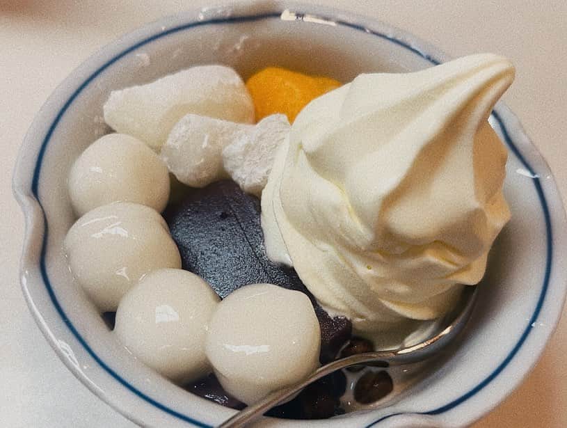 竹本茉莉のインスタグラム：「. 最高に美味しいあんみつ ソフトクリームと白玉とフルーツと求肥までのってる」