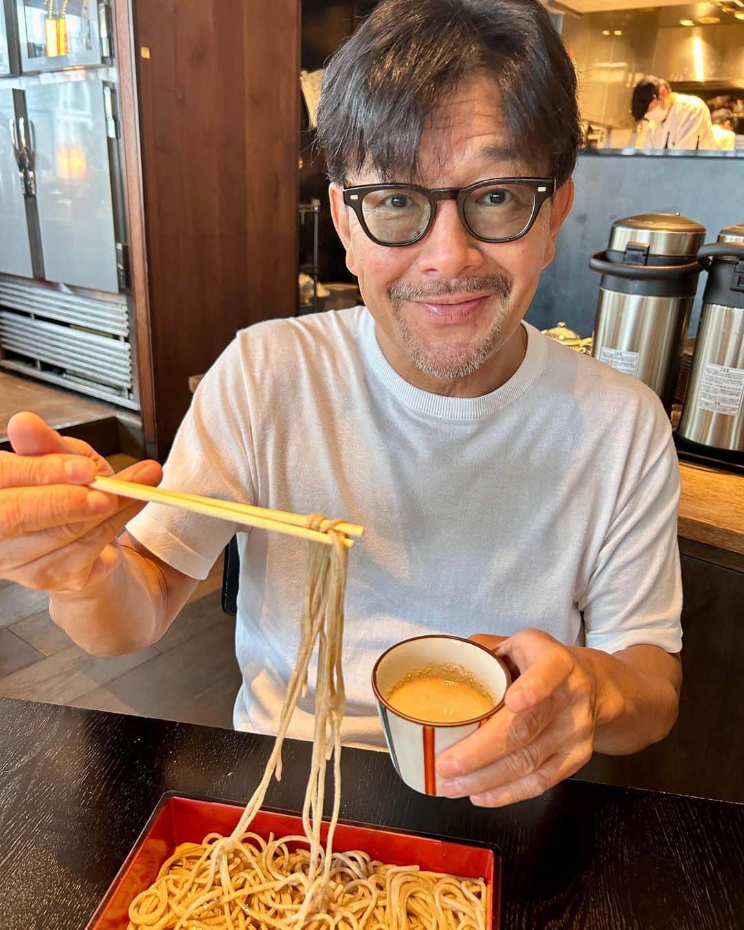 のインスタグラム：「先日、GINZA SIX内にあるお蕎麦屋さん“銀座 真田”でお昼ご飯を食べました。 少し太めで、こしのある蕎麦が癖になるお店で、特に胡麻だれせいろもしくは、鬼おろしすだち蕎麦がとても美味しいです。 デラうま！ 最高！  The other day, I had lunch at the soba restaurant "Ginza Sanada" in GINZA SIX in Ginza, Tokyo. The soba noodles at “Ginza Sanada” are a little firm and chewy, making it an addictive restaurant. Especially sesame sauce or grated sudachi soba noodles are very delicious.  #銀座真田 #銀座真田six #蕎麦 #そば #銀座 #銀座グルメ #ginzasanada #GINZASIX #ginza #Tokyo #バラさんの日常🌹 #バラさんオススメグルメ🌹」