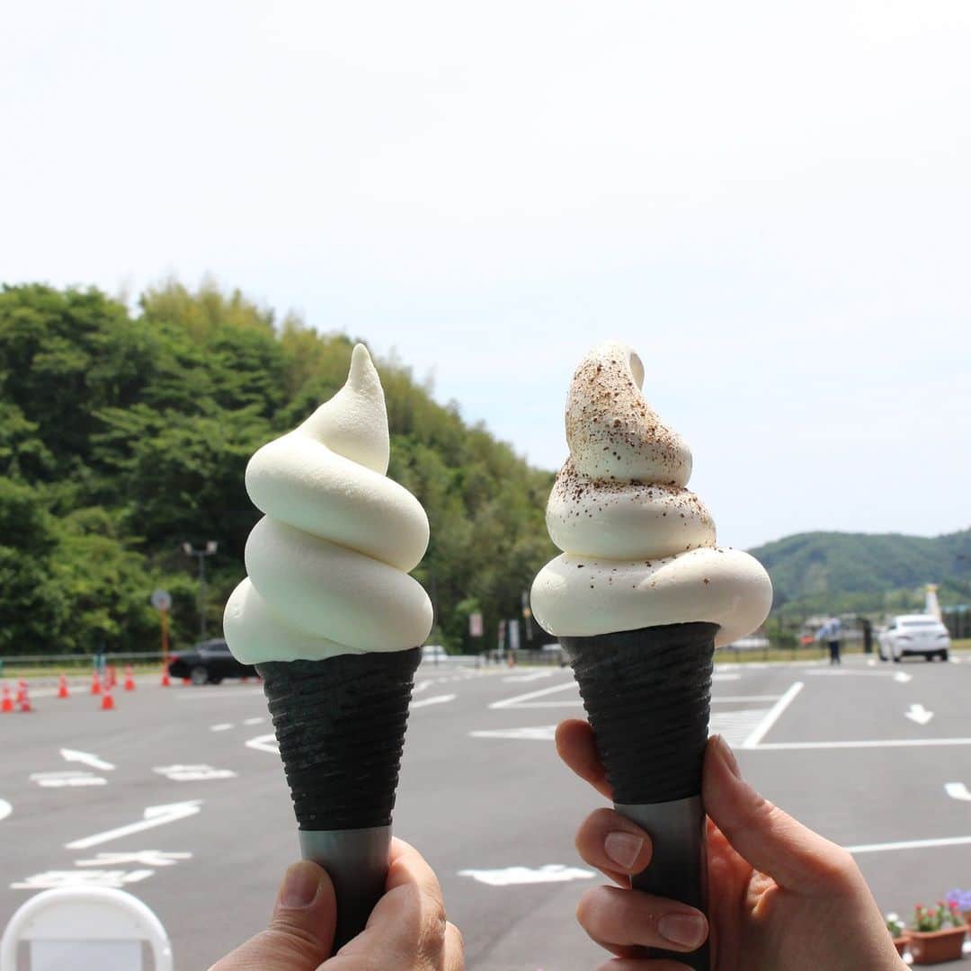 福島県さんのインスタグラム写真 - (福島県Instagram)「【今日はソフトクリームの日、季の里（きのさと）天栄のヤップルソフト】  ソフトクリームの日は、1951年の7月3日に明治神宮外苑で行われたカーニバルで、日本で初めてコーンスタイルのソフトクリームが販売されたことを記念し、1990年に制定されました。  リニューアルオープンした天栄村の道の駅「季の里天栄」では、村の特産品であるヤーコンとりんごをミックスしたソフトクリーム「ヤップルソフト」をいただけます。  ヤーコンとは南米・アンデス高地原産のキク科の野菜で、整腸作用があるフラクトオリゴ糖と食物繊維が多く含まれる食材です。天栄村に訪れる際には、「ヤップルソフト」をぜひチェックしてみてくださいね。  #ソフトクリーム #ソフトクリームの日 #ヤップルソフト #ヤーコン #季の里天栄 #天栄村 #福島県 #中通り #teneivillage #fukushima #RealizeFukushima #NotADreamFukushima #ひとつひとつ実現するふくしま」7月3日 17時00分 - realize_fukushima