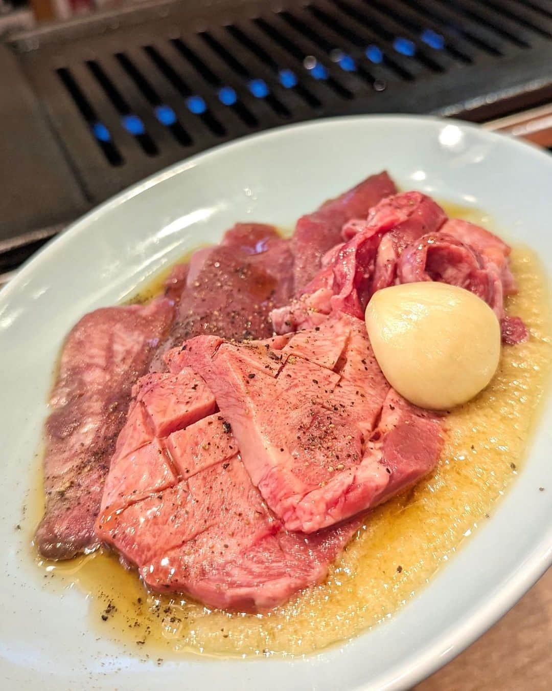 大見さなえさんのインスタグラム写真 - (大見さなえInstagram)「にんにく尽くしの焼肉屋さん🤤🥩 『にんにく焼肉 ぷるしん 三軒茶屋店』 2023年6月8日オープン🎊 ⁡ 今日はにんにく食べたい！！って日はここ✨ これでもか！ってくらい堪能できる🧄 ⁡ 【タンミックス】 タン元からタン先まで全てのタン入り🥩 めちゃくちゃにんにく絡んでる上に 丸々ニンニクと、テーブルには 追いにんにくできるにんにく塩タレまで🥺✨ ⁡ 【赤ミックス】 国産和牛カルビ、テール、赤身など入ってて ジャンキー！お酒やごはんがとまらん、、！ ⁡ 【白ミックス】 にんにく塩ダレをもみ込んだ 新鮮なホルモン盛り🥩 ⁡ にんにくは青森の田子にんにくを使用してて 旨味と甘味が抜群✨ どのお料理もにんにくたっぷりなのに なぜか後味すっきりで見た目より軽め！ ⁡ 他にもセンマイ刺しや 黒毛和牛の特上部位が入りの極ミックスなど🤤🥩 ⁡ 沖縄で人気のお店が東京にも進出。4店舗目！ 1人でも入りやすいカウンター、テーブル席あり。 にんにく好きな友達とスタミナつけたい時に🙆‍♀️ ーーーーーーーーーーーーーーーーーーーー 注文メニュー📝 •センマイ刺し •ユッケナムル •タンミックス •赤ミックス  •白ミックス  •極ミックス •生キムチ •おいしいご飯 ーーーーーーーーーーーーーーーーーーー エリア  三軒茶屋 予算　3,500円〜4,500円 オススメ　タンミックス、赤ミックス ーーーーーーーーーーーーーーーーーーー 読んでくださってありがとうございます💓 🔖@tabe_megumi 東京・福岡を中心に 美味しいお店を紹介してます☺️ チェックしてみてね✨ ーーーーーーーーーーーーーーーーーーー #にんにく焼肉 #ぷるしん #三軒茶屋グルメ #焼肉女子 #行列のできる店 #にんにく女子 #にんにく好きと繋がりたい #焼肉好きと繋がりたい #にんにく焼肉ぷるしん三軒茶屋店 #めぐログ_三軒茶屋 #めぐログ_焼肉 #東京焼肉 #にんにく #肉テロ #飯テロ #大蒜」7月3日 17時00分 - tabe_megumi