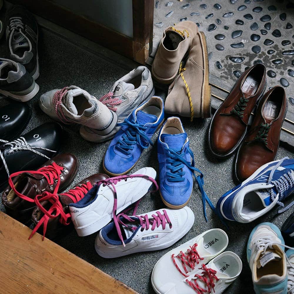 ほぼ日刊イトイ新聞さんのインスタグラム写真 - (ほぼ日刊イトイ新聞Instagram)「【5DW 歩きたくなる靴と靴ひも】 スタイリストとして活躍する石川顕さんが プロデュース＆セレクトした商品が並ぶWEBショップ 「5DW メンズショップイシカワ」に 今週登場するのは ふたつのブランドのシューズと色とりどりの靴ひもです。  歩くのがびっくりするほど楽しくなる ウォーキングシューズは、 アメリカの「KEEN」（キーン）と イギリスの「VIVOBAREFOOT」（ビボベアフット）のもの。  「KEEN」のシューズは、 円弧を描くクッション性抜群のソールシステム “KEEN.CURVE™ テクノロジー（特許出願中）”を搭載し、 前へ前へと「転がるように」歩けます。  いっぽう、「VIVOBAREFOOT」のアクティブシューズは 足こそが健康の土台であるという信念に基づき、 軽量かつ、大地をじかに感じる履き心地で、 原始的な裸足気分の足型の靴として開発されました。  “歩くこと”へのアプローチは異なれども、 どちらも、歩きたくなる、歩くのが楽しみになるシューズです。  さらに、シューレースブランド「VINCENT SHOELACE」の 靴ひもも、14種類ご用意しました。 「TRAVIS YELLOW X INDIGO」 「TRAVIS PINK X BLACK」は 石川さんのディレクションのもと、 奄美大島の染色家・金井志人さんに 独自の方法で染めてもらった 5DWオリジナルです。  店名のとおり「メンズショップイシカワ」は 男性向けのアイテムが並びます‥‥けれども、 「女性たちが身につけてもカワイイ」も、 かくれたコンセプトとなっています。 そんな視線でチェックしていただけたら嬉しいです。  明日７月４日（火）午前11時発売です！ https://www.1101.com/store/5dw/index.html  #KEEN @keen_japan #VIVOBAREFOOT @vivobarefootjapan #ウォーキングシューズ #VINCENTSHOELACE @vincentshoelace #シューレース #靴紐 #靴ひも  企画・プロデュース #石川顕 さん ＠accura3  撮影 #吉嗣裕馬 @yumayoshitsugu 協力 #北川幸江 #みよし屋 @tacoshop_miyoshiya #5DW #メンズショップイシカワ #ほぼ日 #ほぼ日ストア #ほぼ日刊イトイ新聞」7月3日 17時00分 - hobonichi1101