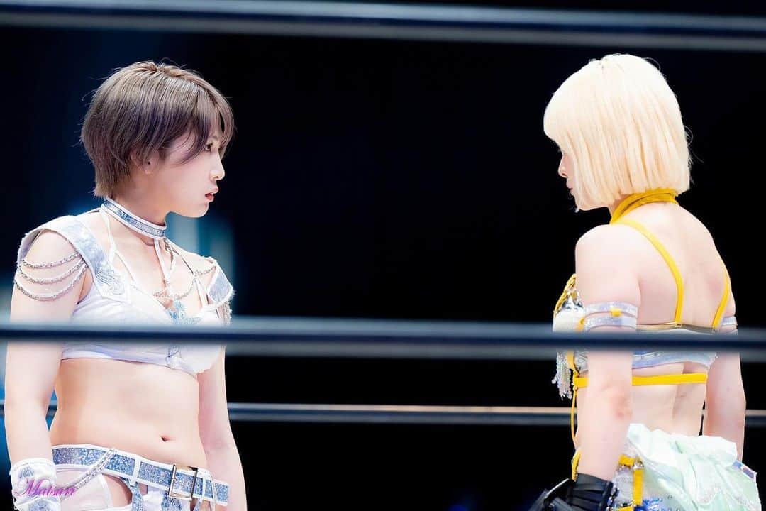 安納サオリのインスタグラム：「私はなつみになれない なつみも私になれない それが良いんだろうな  プロレスラーである限りずっとライバル そして大切な仲間  インタビュー中も繋がってるのわらう  #安納サオリ #なつぽい #プロレス #プロレスラー  #コズエン #横浜武道館」