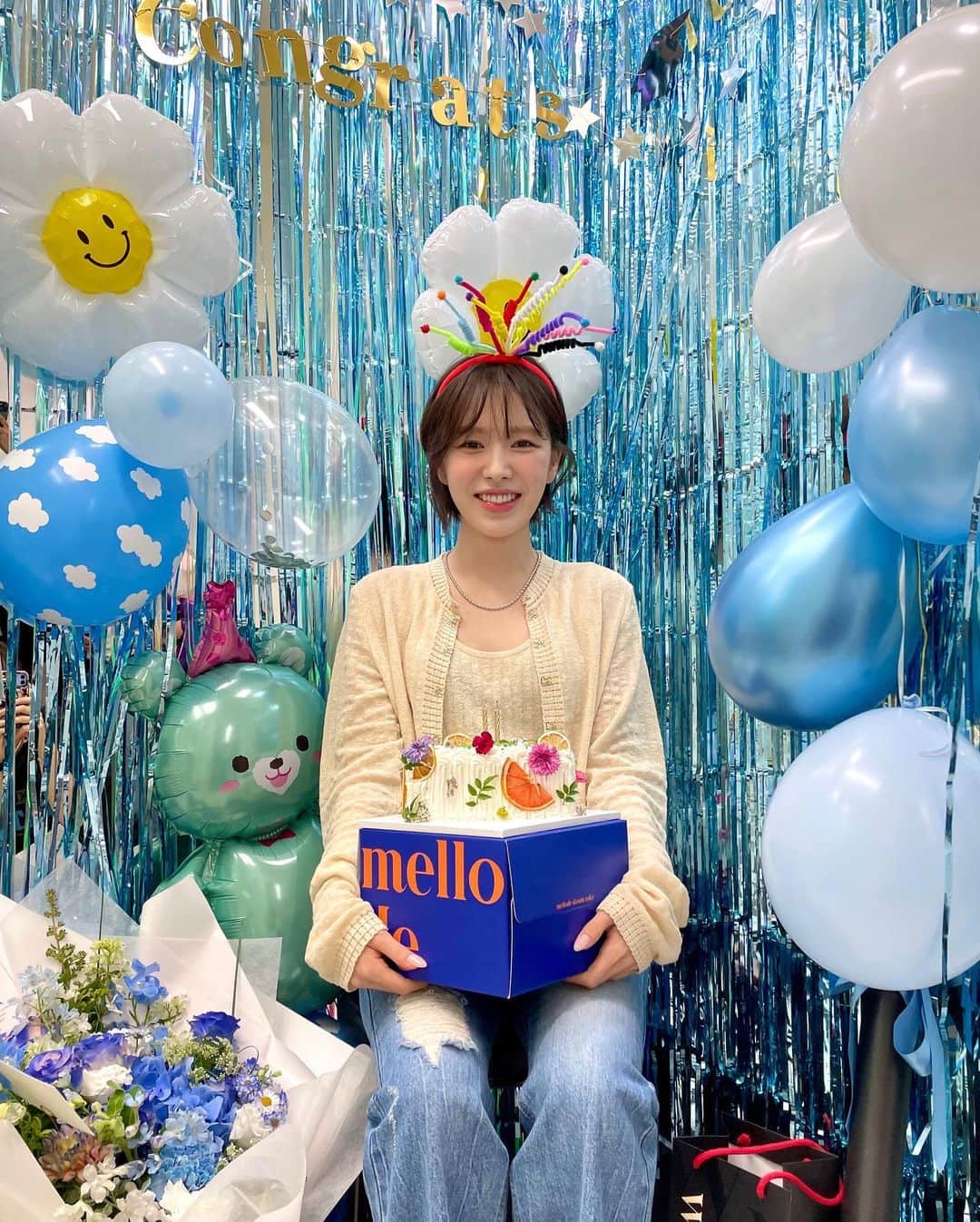 ウェンディのインスタグラム：「거의 2년이라는 시간동안 웬디의 영스트리트를 사랑해주신 모든 분들께 감사드린다는 말씀드리고 싶어요🙏💕  저를 밝은 완디로 만들어 주신 우리 제작진분들💕 더 재밌게 진행 할 수 있도록 도와준 우리 고정 게스트분들💕 그리고 저희 라디오에 출연해주신 모든 게스트분들💕 예쁘게 빛날 수 있게 꾸며준 우리 스탭분들💕 매일 영스를 함께 해준 우리 매니저님들💕 4계절 내내 나와 출근길을 함께 해준 우리 러비들과💕 절 예쁜 사진으로 그 모습을 담아주신 우리 기자님들💕 또 매번 라디오 가면 밝은 미소로 반겨주시고 인사해주시던 선배님들과 라디오 제작진분들💕 방송국 관계자분들💕 그리고 마지막으로 8-10시까지 저희 영스와 함께해주신 모든 청취자 여러분들💕 저에겐 잊지 못할 너무나도 행복한 시간이자 추억이었어요✨ 다시 한 번 너무 감사드립니다🙏  “이제까지 웬디의 영스트리트 사랑해주시고 관심 가져주시고 응원해주신 많은 분들 너무너무 감사드립니다. 그럼 저는 인사드리도록 하고요. 청취자분들도 항상 건강하고 행복하셨으면 좋겠습니다. 2023년 7월 2일 일요일 하루의 완성은 완디와 함께. Everyday happy tension~ 지금까지 완디였습니다! 안녕!”👋」