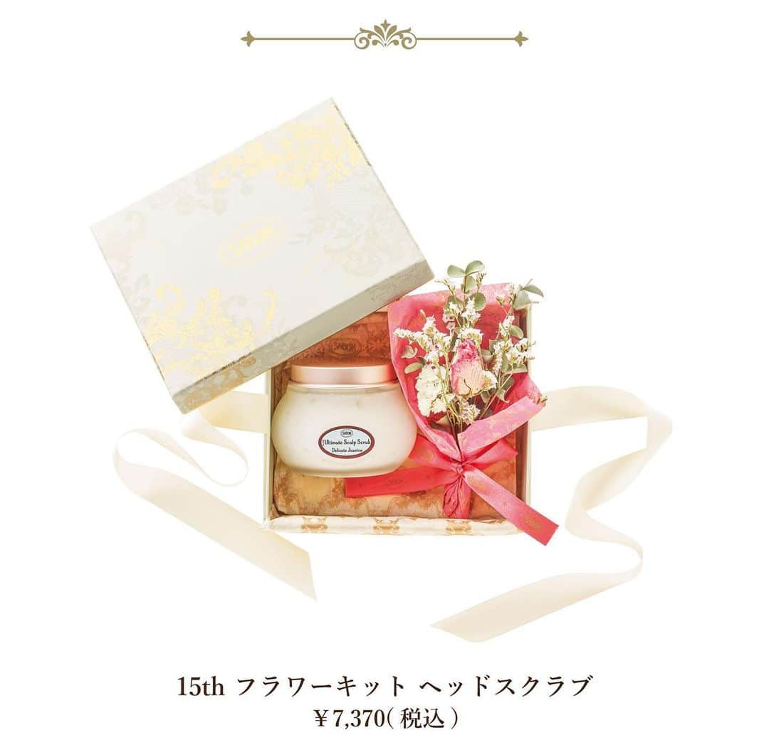 SABON Japanさんのインスタグラム写真 - (SABON JapanInstagram)「【日本上陸15周年を記念したフラワーキット発売のお知らせ✨】  多様な文化が交差するイスラエルで誕生した SABONは2023年で日本に上陸して15周年を迎えました。  2008年７月８日、日本出店第一号となる SABON 表参道本店のオープンより 長きにわたってSABONを愛し、 育んでくれたすべての方々への感謝を込めて 15周年をお祝いするローズのブーケとともに、 ベストセラーのスクラブをセットにした 特別なキットを数量限定で発売いたします。  自然の恵みを注ぎ込むことでありふれた日常に“輝き”や“安らぎ”、 そして“ときめきの瞬間”をみなさまへ お届けすることが私たちの喜びです。 これからのSABONにもぜひご期待ください✨  ■発売日 2023年7月8日(土)  ■販売店舗 SABON 表参道本店、SABON l’Atelier SPA、 SABON ルミネ新宿店、SABON ルミネ有楽町店、 SABON ルミネ池袋店、SABON ルミネ大宮店、 SABON ルミネ横浜店、SABON 髙島屋大阪店、 SABON うめだ阪急店、 SABON ジェイアール名古屋タカシマヤ店、SABON 博多阪急店、 SABON 札幌ステラプレイス店、SABON公式オンラインストア  ■フラワーキット＜全て数量限定＞ ・15th フラワーキット ボディスクラブ  ¥6,160（税込） ボディスクラブ 320g（現品）／15thミニフラワーブーケ／ギフトボックス 店頭ではボディスクラブは9種よりセレクト可能。 公式オンラインストアではデリケート・ジャスミンのみとなります。  ・15th フラワーキット フェイスポリッシャー  ¥7,150（税込） フェイスポリッシャー 200mL（現品）／15thミニフラワーブーケ／ギフトボックス 店頭ではフェイスポリッシャーは4種よりセレクト可能。 公式オンラインストアではリフレッシングのみとなります。  ・15th フラワーキット ヘッドスクラブ  ¥7,370（税込） ヘッドスクラブ 300g（現品）／15thミニフラワーブーケ／ギフトボックス 店頭ではヘッドスクラブは2種よりセレクト可能。 公式オンラインストアではデリケート・ジャスミンのみとなります。  #sabonjapan15th #sabonEmotionalStory #sabon#サボン#15周年#限定キット#フラワーブーケ#フラワーキット#ボディスクラブ#フェイスポリッシャー#ヘッドスクラブ」7月3日 17時04分 - sabon_japan