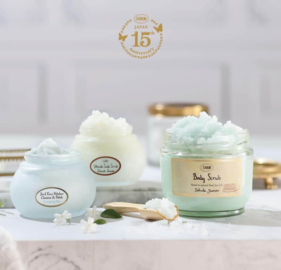 SABON Japanさんのインスタグラム写真 - (SABON JapanInstagram)「【日本上陸15周年を記念したフラワーキット発売のお知らせ✨】  多様な文化が交差するイスラエルで誕生した SABONは2023年で日本に上陸して15周年を迎えました。  2008年７月８日、日本出店第一号となる SABON 表参道本店のオープンより 長きにわたってSABONを愛し、 育んでくれたすべての方々への感謝を込めて 15周年をお祝いするローズのブーケとともに、 ベストセラーのスクラブをセットにした 特別なキットを数量限定で発売いたします。  自然の恵みを注ぎ込むことでありふれた日常に“輝き”や“安らぎ”、 そして“ときめきの瞬間”をみなさまへ お届けすることが私たちの喜びです。 これからのSABONにもぜひご期待ください✨  ■発売日 2023年7月8日(土)  ■販売店舗 SABON 表参道本店、SABON l’Atelier SPA、 SABON ルミネ新宿店、SABON ルミネ有楽町店、 SABON ルミネ池袋店、SABON ルミネ大宮店、 SABON ルミネ横浜店、SABON 髙島屋大阪店、 SABON うめだ阪急店、 SABON ジェイアール名古屋タカシマヤ店、SABON 博多阪急店、 SABON 札幌ステラプレイス店、SABON公式オンラインストア  ■フラワーキット＜全て数量限定＞ ・15th フラワーキット ボディスクラブ  ¥6,160（税込） ボディスクラブ 320g（現品）／15thミニフラワーブーケ／ギフトボックス 店頭ではボディスクラブは9種よりセレクト可能。 公式オンラインストアではデリケート・ジャスミンのみとなります。  ・15th フラワーキット フェイスポリッシャー  ¥7,150（税込） フェイスポリッシャー 200mL（現品）／15thミニフラワーブーケ／ギフトボックス 店頭ではフェイスポリッシャーは4種よりセレクト可能。 公式オンラインストアではリフレッシングのみとなります。  ・15th フラワーキット ヘッドスクラブ  ¥7,370（税込） ヘッドスクラブ 300g（現品）／15thミニフラワーブーケ／ギフトボックス 店頭ではヘッドスクラブは2種よりセレクト可能。 公式オンラインストアではデリケート・ジャスミンのみとなります。  #sabonjapan15th #sabonEmotionalStory #sabon#サボン#15周年#限定キット#フラワーブーケ#フラワーキット#ボディスクラブ#フェイスポリッシャー#ヘッドスクラブ」7月3日 17時04分 - sabon_japan