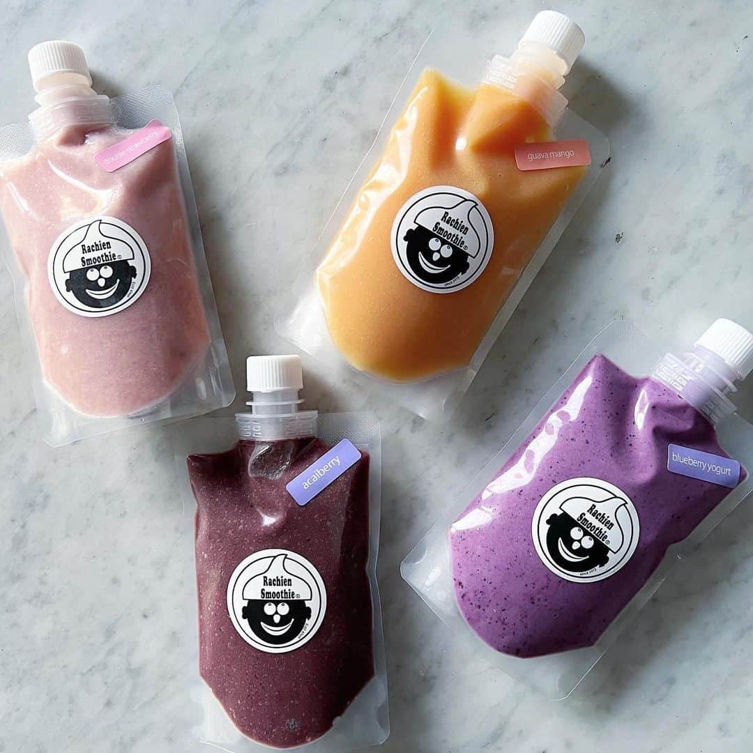 Rachien Smoothieのインスタグラム：「. . 7/3(月)7/4(第1火)定休日です。  暑くなり飛ぶように売れているフローズンスムージー🌴  1個1個作って、はかって、手作業で詰めていく...  すご〜く地道な作業なのですが...  皆様に喜んで頂けて嬉しいです！  最近ご来店された方はお気づきかと思いますが、  冷凍ショーケースも移動して、フローズンスムージー専用にしました！  ストックしてくださる方もいらっしゃり、嬉しいです☺️  7/14 出店のイベントでもたくさん販売する予定です！  イベントの詳細は改めてご案内させて頂きますね。」