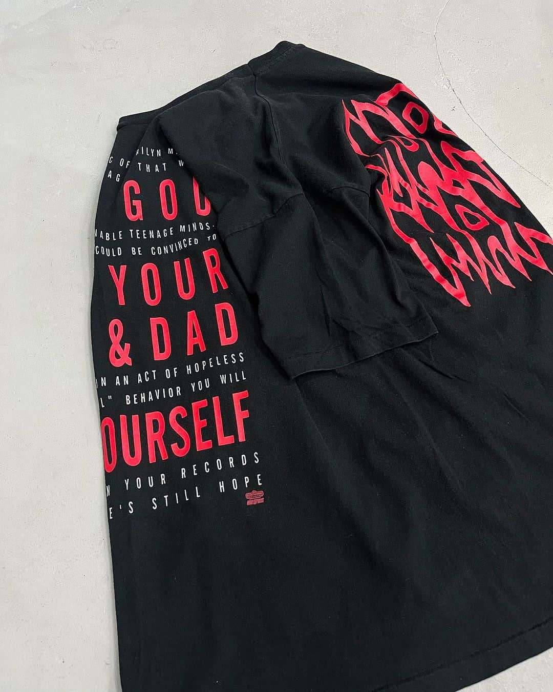 のインスタグラム：「1994's MARILYN MANSON ¥32500+tax(35750) .  過激なメイクで異色の存在感を放つインダストリアル系バンド、マリリン・マンソン。 近年では海外セレブや某デザイナーが好んで着用する影響からかなり高騰を続けています。  マンソンのTシャツはどれもインパクトが強くカッコ良い物が多いですが、 その中でもバーバラ・クルーガーネタのこのグラフィックは個人的にも別格に好きなデザイン。 フロントには強烈なメッセージ、バックには大きくマンソンのネームロゴが入ります。 .  タグは欠損していますがHANESだと思います　袖、裾共にシングルステッチ。 コピーライト付近に小さな薄汚れ、全体的に多少の色褪せなど使用感はございますが コンディションは一般的なUSEDレベルだと思います。 .  WEB SHOPに入荷しております。 是非ご覧ください。 jammru.com  #お問い合わせはお電話で承ります #jammru#jammru_tee#vintagetshirt #vintagetee#vintagebandtee#marilynmanson  #osaka  #fashion  #streetstyle  #streetfashion  #vtg  #vintage  #used  #usedclothing  #古着 #古着屋 #ファッション #70s #80s #90s」
