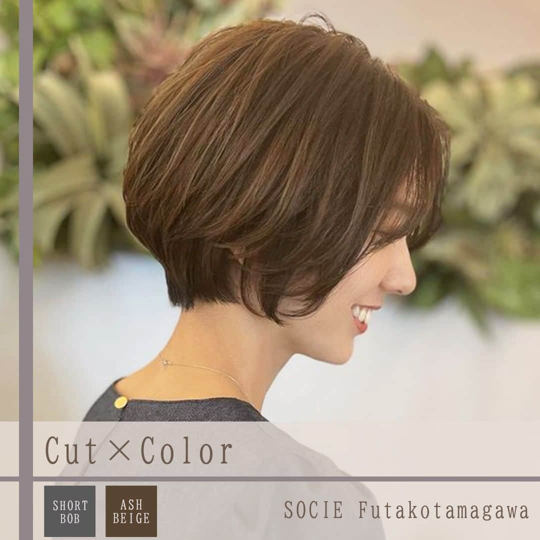 ヘアーサロン ソシエ [公式] のインスタグラム：「似合わせしやすいショートボブ✂️  明るめベージュアッシュで柔らかい雰囲気に♪ 程よい抜け感があり、重たい印象にもならないのでこれからの時期にもオススメ！ いろんな服やメイクにも合わせやすいのが嬉しい◎  こちらのヘアスタイルはヘアーサロン ソシエ二子玉川店 @socie.hair_hayakawaさんが担当したお写真です♪ --------------------------------------------------- <SINCE1960> 時代に先駆けて美容業界をリードし「トータルビューティー」を提供し続けてきたソシエヘアー。その歴史は、創業者、高橋孝が開業した1店のヘアーサロンからはじまります。今後も、ソシエの原点である「ヘアーサロン」としての誇りを持ち続け、プロフェッショナルな技術・おもてなしをご提供してまいります。多くの女性に楽しんで美しくなる体験してほしい。それがソシエヘアーグループの願いです。 --------------------------------------------------- #ソシエヘアー #ジャックモアザン #ソシエ #ヘアー #美容院 #美容室 #サロン #サロンスタイル #サロンモデル #サロモ #スタイル撮影 #モデル募集 #ヘアカット #ヘアサロン #ヘアスタイル #ショート #ショートボブ #ボブ #大人ショート #ショートボブアレンジ #丸みショート #ショートカット #アッシュベージュ #大人ヘア #透明感 #二子玉川 #二子玉川美容室 #short #shortcut」