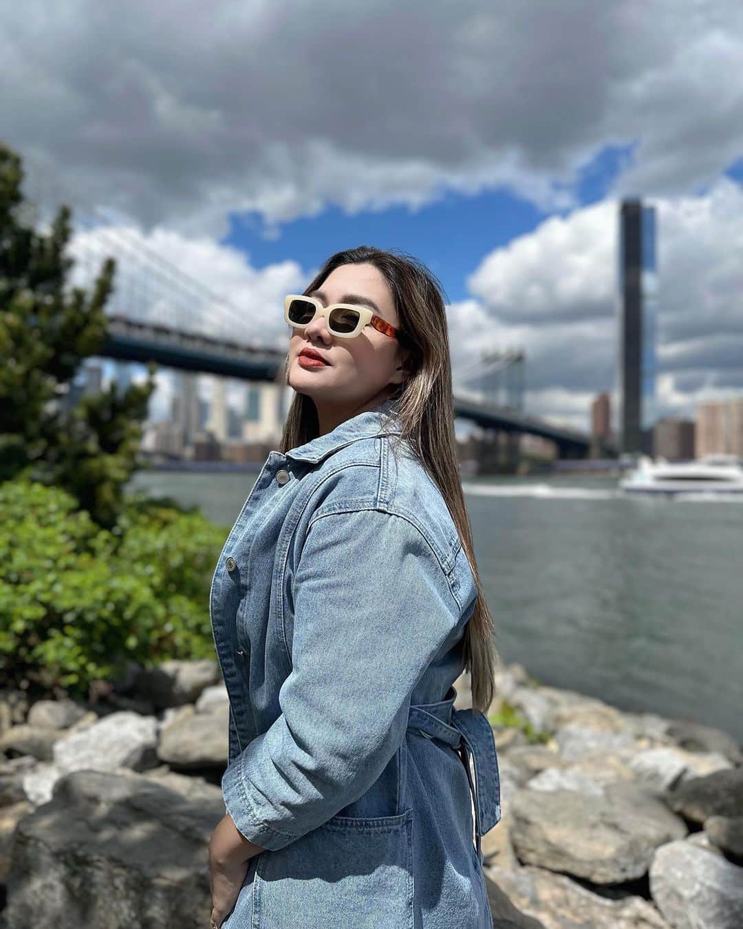 Vicky Shuのインスタグラム：「Strolling Around Dumbo  #perjalananvickyshu #newyork #dumbo」