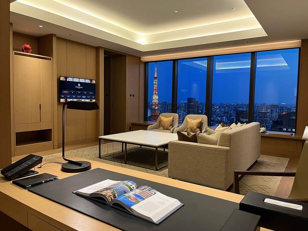 ホテルオークラ東京 Hotel Okura Tokyoさんのインスタグラム写真 - (ホテルオークラ東京 Hotel Okura TokyoInstagram)「Tokyo night view from suite only for you🌃 東京の夜景を独り占めできるスイート🗼  Club Suite (about 100sqm) is located on 37th to 40th floor at The Okura Prestige Tower. These expansive suites are equipped with a functional and habitable living room and a specious bedroom.  You can enjoy many different faces of Tokyo from oversized windows for sweeping city scape like sunset and sparkling night view. Please stay at Club Suite where we offer “the special, yet homey” time for you.  オークラ プレステージタワーの高層階にあるクラブスイート。約100㎡のクラブスイートには、機能性と居住性を追求したリビングに開放感のあるベッドルーム、高級感溢れる大理石の浴室を備えております。大きな窓からは夕空から煌びやかな夜景へと、東京の様々な表情をお愉しみいただけます。クラブスイートは、お値段以上に贅沢な空間とお時間をご提供いたします。 お部屋でお二人の時間を満喫するのもよし、37階のクラブラウンジで軽食やお飲み物を愉しむのもよし。「特別だけど落ち着く時間」を、ご提供いたします。  “Club Suite” The Okura Prestige Tower From JPY 278,300 per night (2 person, inclusive of service charge and taxes)  「クラブスイート」 オークラ プレステージタワー 1泊¥278,300～(1室2名様、消費税、サービス料込、宿泊税別)  #スイートルーム #東京タワービュー #ホテルステイ  #ホテル好きな人と繋がりたい #記念日ホテル  #東京ホテル #ラグジュアリーホテル #theokuratokyo #オークラ東京  #suiteroom #hotelsuite #hotelroom #tokyohotel #luxuryhotel #hotelview  #tokyotravel #hotellife #luxurylifestyle  #tokyotrip  #lhw #uncommontravel #lhwtraveler  #东京 #酒店 #도쿄 #호텔 #일본 #ญี่ปุ่น #โตเกียว #โรงแรม」7月3日 17時16分 - theokuratokyo