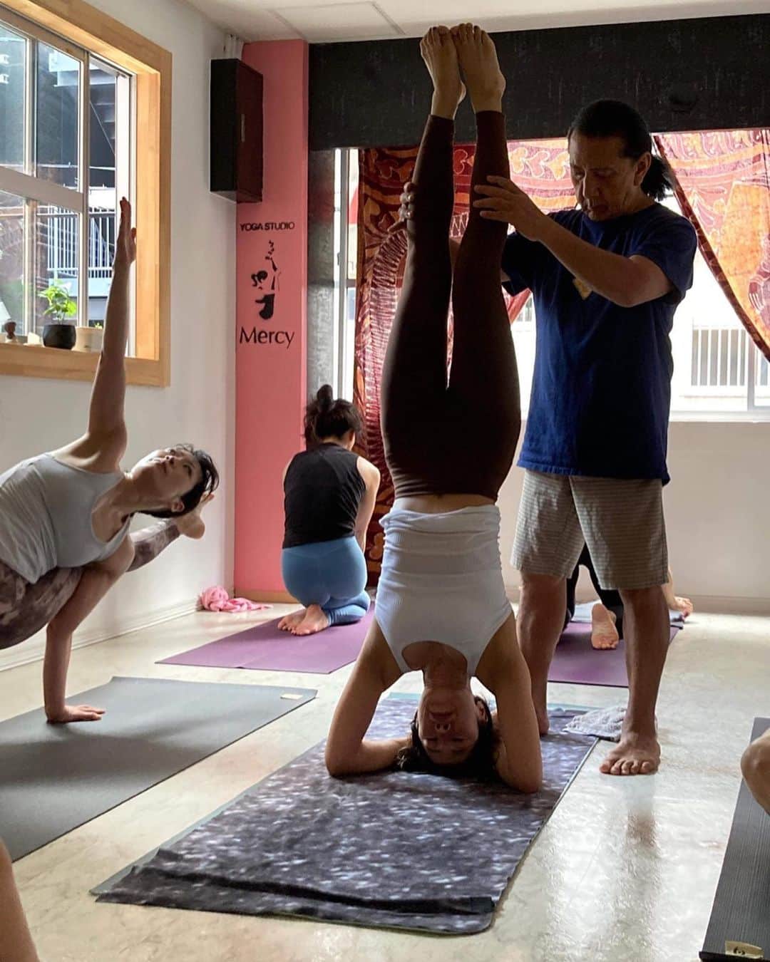 Ken Harakumaさんのインスタグラム写真 - (Ken HarakumaInstagram)「ケンハラクマのアシュタンガヨガマイソールクラス @yogastudio_mercy  ご参加いただいた皆さん、Momoeちゃん、ありがとうございました！ @international_yoga_center  #アシュタンガヨガ  #マイソールクラス  #ケンハラクマ」7月3日 17時16分 - kenharakuma