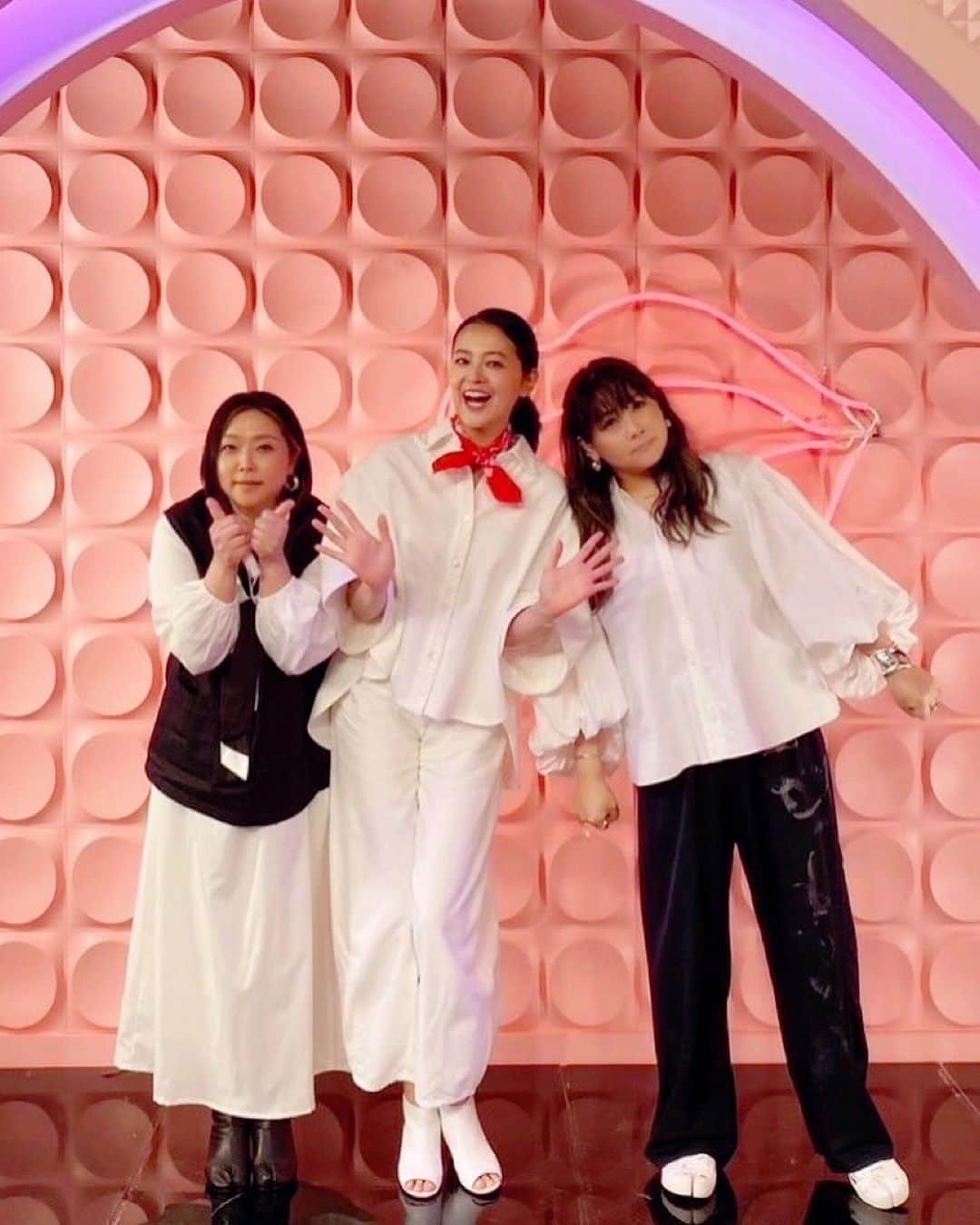 のインスタグラム：「皆さん、こんばんは😁 今日も、あっつかったねぇ🫠 明日は、関西でオンエアあるで。  海原やすよ ともこの2人とは、長年の友達😁 20代の頃に、ドラマでともこちゃんと共演したのがキッカケで友達になったんだよね😚 収録後、2人の控室にお邪魔して30分ぐらい喋ってたわ（笑）  番組は、私が普段からちょっと気になることをテーマに 話してるから、皆さん是非、楽しんで観てくださいね〜😉  7/4(火)20:00〜20:59 カンテレ「やすとも・友近のキメツケ！ ※あくまで個人の感想です」 https://www.ktv.jp/kimetsuke/  （関西圏のみの放送だけども、TVerで見逃し配信がアリ😳‼︎）  #ralphlauren#poloralphlauren#乗馬#馬#東京#tokyo#sdgs#コーヒー#着物#ハーブ#ガーデニング#LOVOT #ラボット#mediaid#diy#日本#日産 #nissan#EV#日産ariya#ai#大鵬薬品工業#バップフォーレディ#エビス#プレミアムケアハブラシ#いち瑠#Elura#黒谷友香」
