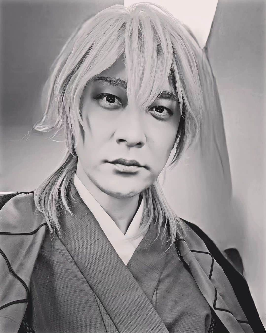 和泉宗兵さんのインスタグラム写真 - (和泉宗兵Instagram)「舞台『文豪ストレイドッグス 共喰い 』無事全公演終えられました。  連日沢山のご来場本当に嬉しかったです。 有難う御座いました！  文ステ終劇ということで多くの方に関心を持っていただいており、公演前の段階では本当に楽しんでもらえるだろうか役を納得してもらえるのだろうかと不安な思いと闘いながら毎日稽古に励んでおりました。  なので、大阪幕開け初日のカーテンコールでスタンディングオベーションをいただいた瞬間は思わず込み上げるものがあり涙を止められませんでした。  それは東京大千秋楽でも同様で総立ちの客席の皆さんに何度も拍手でもてなしていただいたことは忘れられない体験です。  公演は頼もしい共演者のパフォーマンスに負けるものかと毎回全力で努めまして、身体は悲鳴をあげかねない状況でしたが信頼出来るとスタッフの皆さんに支えられケアしていただき全公演乗り切ることが出来ました。 スタッフの皆さんにも心から感謝いたします。本当にありがとうございました。  これにて『文ステ』は終わりです。 皆さんが愛する『文スト』の思い出の一つとして心に残り続けていただけたら幸いです。  最後に舞台『文豪ストレイドッグス』の作品に携われたこと、『武装探偵社』で仲間と過ごせたこと、『福沢諭吉』という役を演じられたこと、本当に深く深く感謝致します。  改めまして、ご観劇、ご鑑賞いただき誠にありがとうございました。  #文ステ」7月3日 17時27分 - dehi_izumi