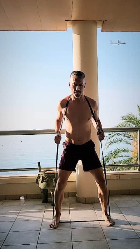 ルイス・ハビエル・ガルシア・サンスのインスタグラム：「MONDAY Adapt to the new situations so we don't have the excuse to don't be prepared. Easy manteinence routine with bands today to start the week. Weiths will arrive soon to make it a full workout.  Have a great week guys!! #Monday #MoreThanaGame #workout」