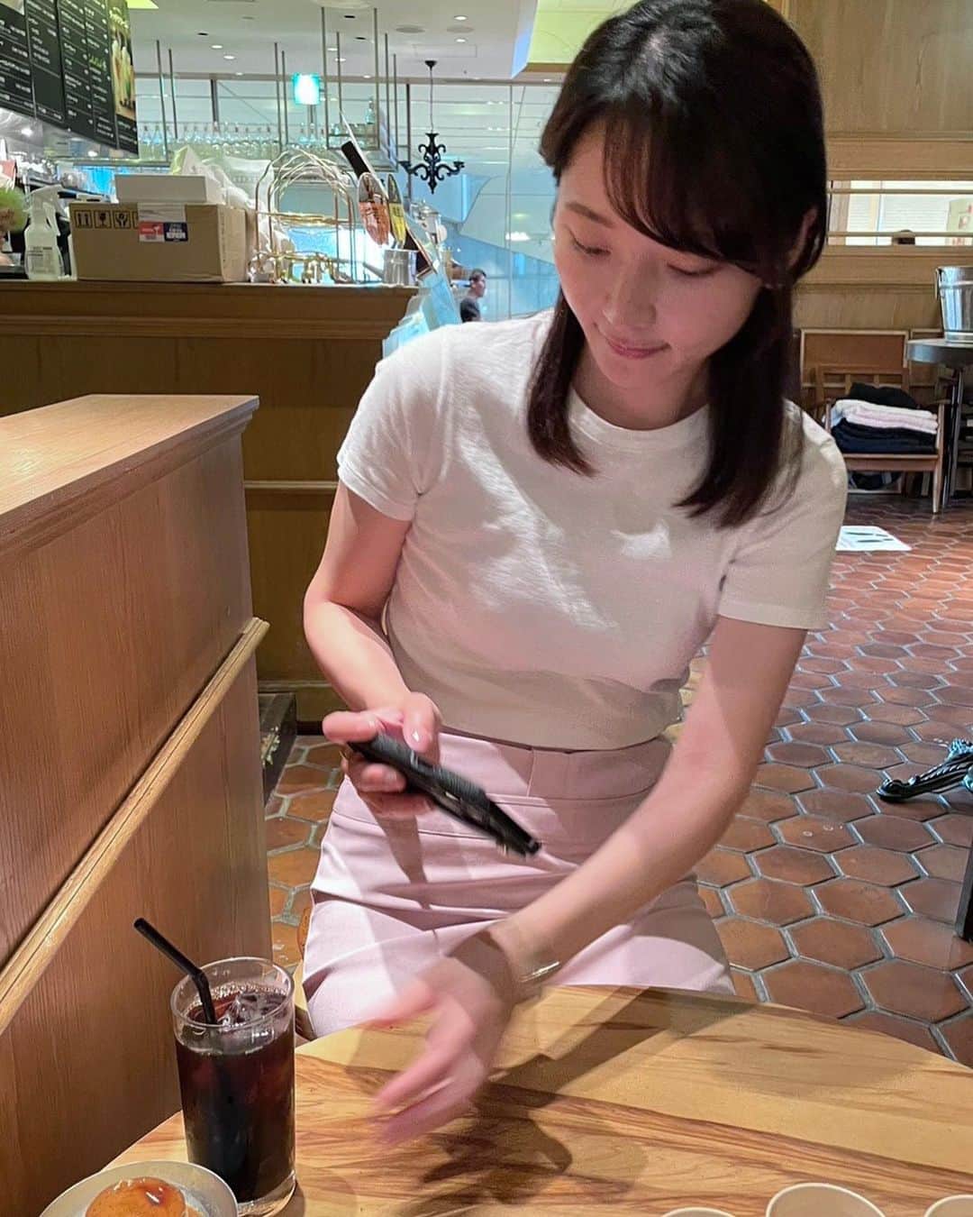 竹崎由佳さんのインスタグラム写真 - (竹崎由佳Instagram)「.  ストローを吸っている音が聞こえてきそうな写真🥤 暑い中、いっぱい歩いた後のアイスコーヒーが美味しかったです！ みなさま、熱中症に気をつけてお過ごしくださいね🫠」7月3日 17時36分 - yuka__takezaki