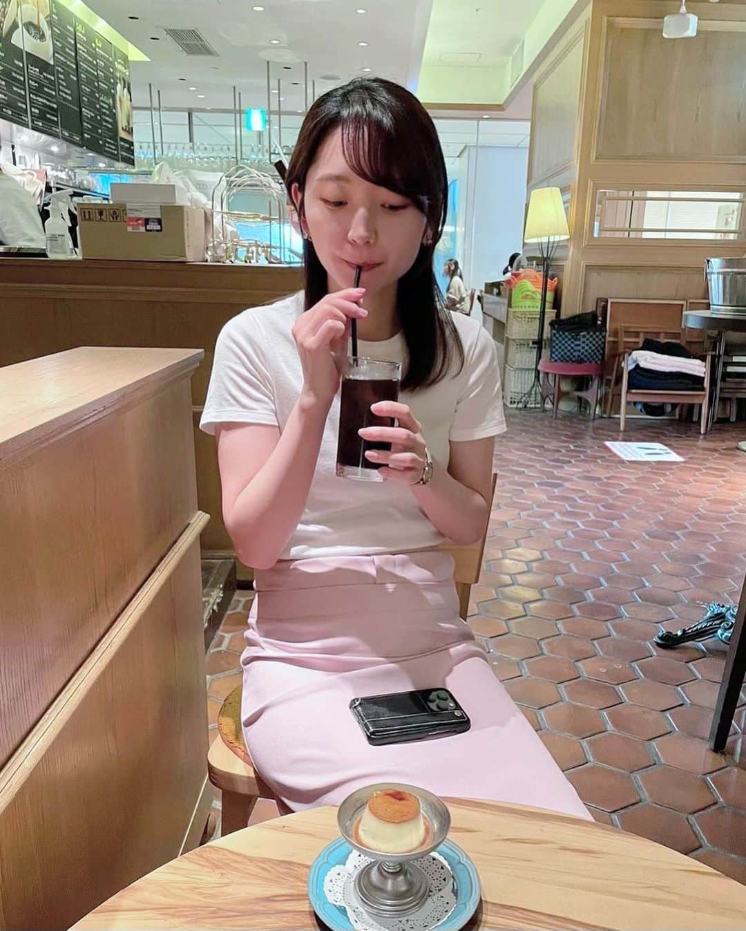 竹崎由佳さんのインスタグラム写真 - (竹崎由佳Instagram)「.  ストローを吸っている音が聞こえてきそうな写真🥤 暑い中、いっぱい歩いた後のアイスコーヒーが美味しかったです！ みなさま、熱中症に気をつけてお過ごしくださいね🫠」7月3日 17時36分 - yuka__takezaki
