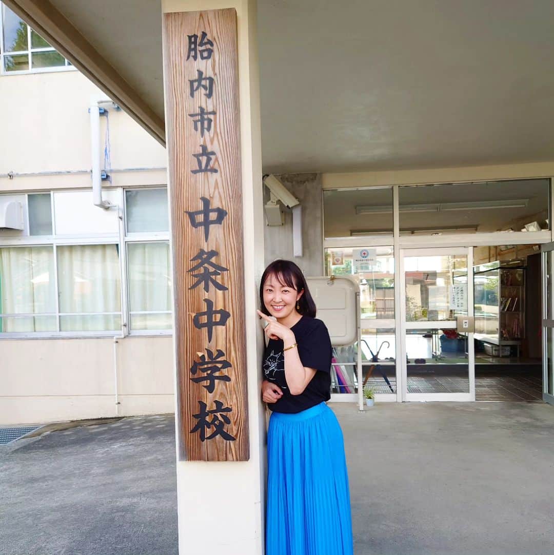 のインスタグラム：「胎内市立中条中学校におじゃましたよ🍀  アイドルになりたい１年生の男の子も YouTuberとしてすでに活躍している3年生の男の子も、理科と数学の道に進みたいと教えてくれた3年生の男の子も、みんな立派でした✨  優しくて生徒たちからも大人気の校長先生✨元気溌剌の地域コーディネーターさん✨  学校の雰囲気が活き活きしていて 私も通ってみたくなる中学校でした！  新潟いのちの電話主催の講演会。 皆の歩む道のりが、楽しい事に溢れ、 苦しい時も仲間と助け合い、ずっと死ぬまで生きていたいと思えるものでありますように🍀🥳🍀気楽に行こう！  ウマブラ　ポテサラで検索！ チャンネル登録したよー！！  登録者数みてびびったよー！！ 今度おごってねー🤪  お世話になった皆様 本当にありがとうございました✨  #胎内市　#中条中学校 #新潟いのちの電話　#講演会 #命のあさがお #ウマ娘　#youtube　#youtuber #ポテサラ　#アイドル　#夢 #言葉にすること #ありがとうございました✨ #伊勢みずほ　#アナウンサー #フリーアナウンサー　#乳がん #がんサバイバー」