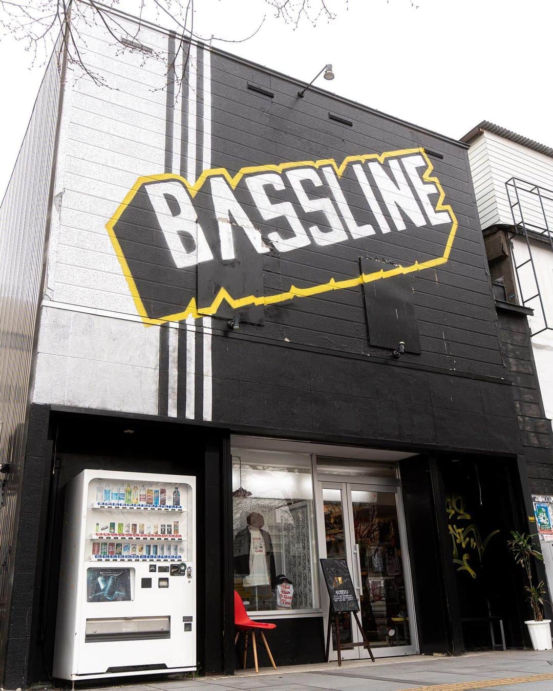 Olliemagazineのインスタグラム：「. Ollie Vol.257 2023 SPRING/SUMMER  「Street For Life.」 - 47都道府県特集 -  BASSLINE store&blankroom @bassline_asahikawa   アパレル、音楽、アート、and more... 旭川のシーンに欠かせない“地元を繋ぐ場所”  前ページでご紹介した「Club Brooklyn」から歩いて10分。遠くからでも目立つ、イエローのアウトラインで囲われたブロックバスタが特徴的なセレクトショップ兼ギャラリースペース「BASSLINE store&blankroom」。 来年で20周年を迎え、旭川のカルチャーシーンを支え続けるこちらのオーナーのYutaさんに、根掘り葉掘り教えていただいた。  Photograph_Sasayan Text&Edit_Genya Nakamura  #olliemagazine#olliemag#ollie#Ollie_Vol257#streetculture#street#skateboard#skate#skater#music#hiphop#rap#rapper#art#fashion#graffiti」