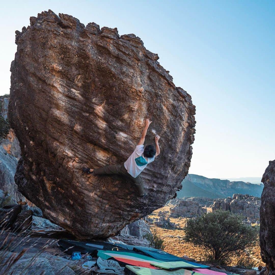 村井隆一のインスタグラム：「Black Eagle(V14/8B+)✅ ____________________________________ Had good sessions with @naoki__shimatani and legend @paulrobinson87 !!🤩 This is another jewel I wanted to touch at Roadside. Great rock, great moves, and stunning scenery that never gets boring💯 Now let's get to the Finnish line.  #climbing#bouldering#ボルダリング#rocklands @rokdo_team @frictionlabs @organicclimbing @unparallelup @rockmasterhq @team_edelrid @clover_resole @climbskinspain @urban_basecamp_shinjuku @basecamp.import @basecamponlineshop」