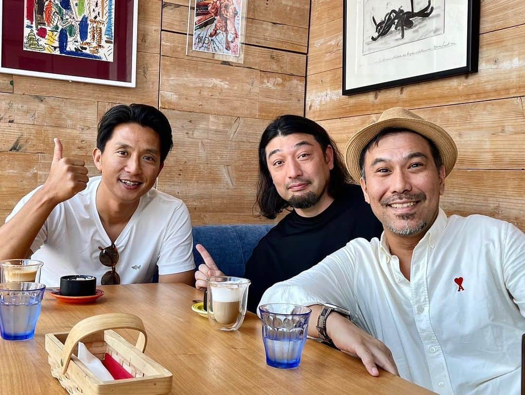 福西崇史さんのインスタグラム写真 - (福西崇史Instagram)「. Atom Milano cafeでMTGぅ〜👍👍 今さんと俊ありがとう😊 . いいふうに進みそうだわ〜✨ . そして、 Atomにある白い蕎麦茶プリンは、 定番メニューにあるので、 食べてない方は食べてみて下さ〜い😁美味いよ😋（写真2枚目、3枚目） . #渡邉俊介 #今野敏晃 #atommilanocafe #福西崇史 #ポートレートおじさん #スイーツ大臣 #蕎麦茶プリン」7月3日 17時33分 - takashi_fukunishi