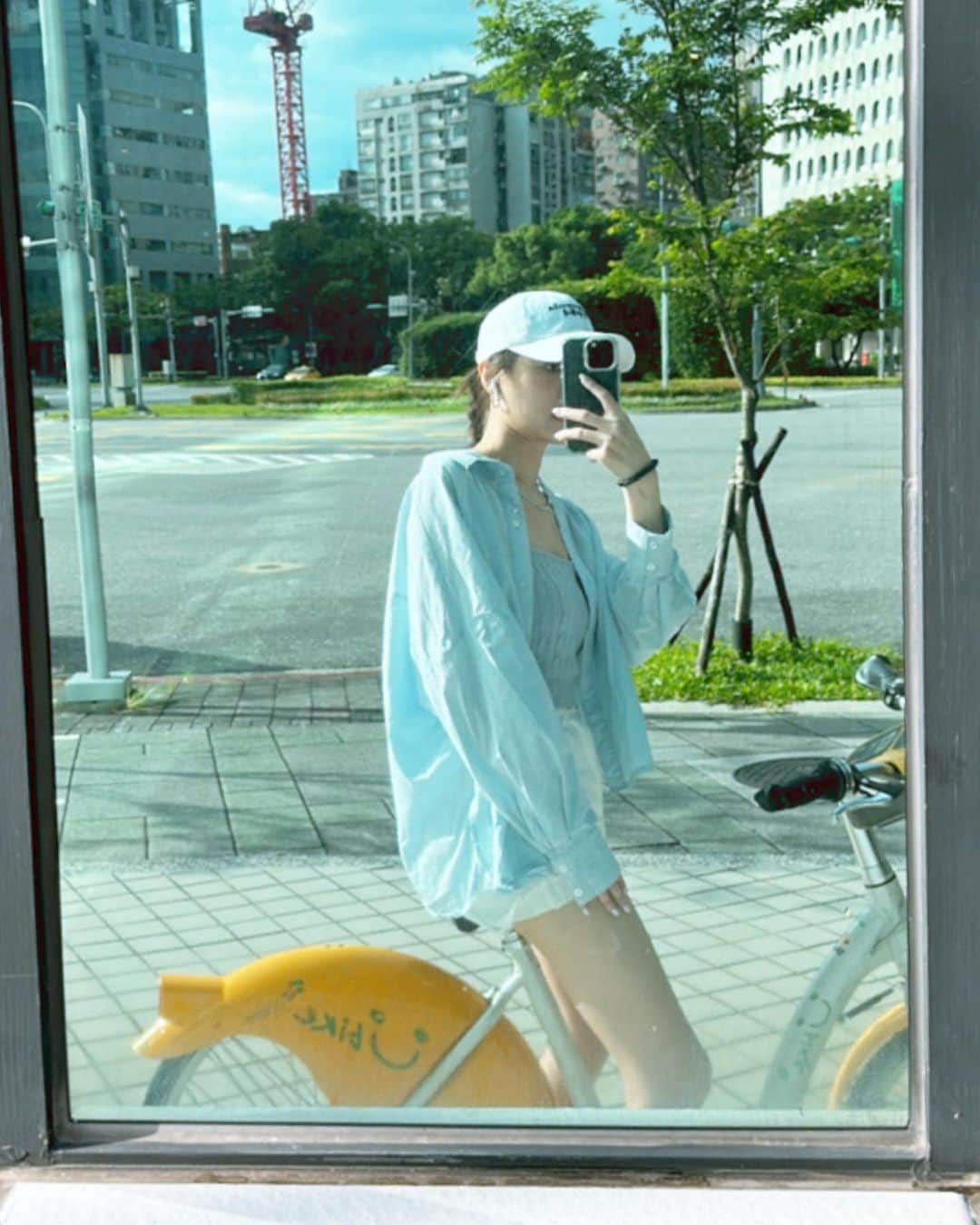 NueNueのインスタグラム：「“Blue Sunday 🚲🧢💙”」