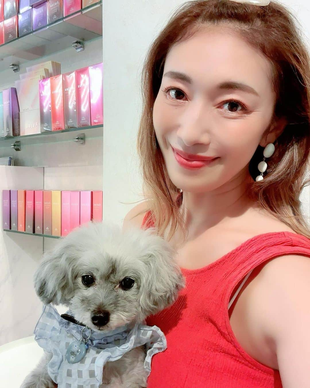 小早川怜子のインスタグラム：「アマトラのシャンプー♡ リピート何回目だろ😍  愛犬とお散歩がてらシャンプー買いにきた😆  詰め替えあるの知らなかった😆  @ryo.sako_youres  @youres.hair.official   トリートメントもまた来たいなぁ😆  お邪魔しました🐾  #小早川怜子 #reikokobayakawa #シャンプー #AMATORA」