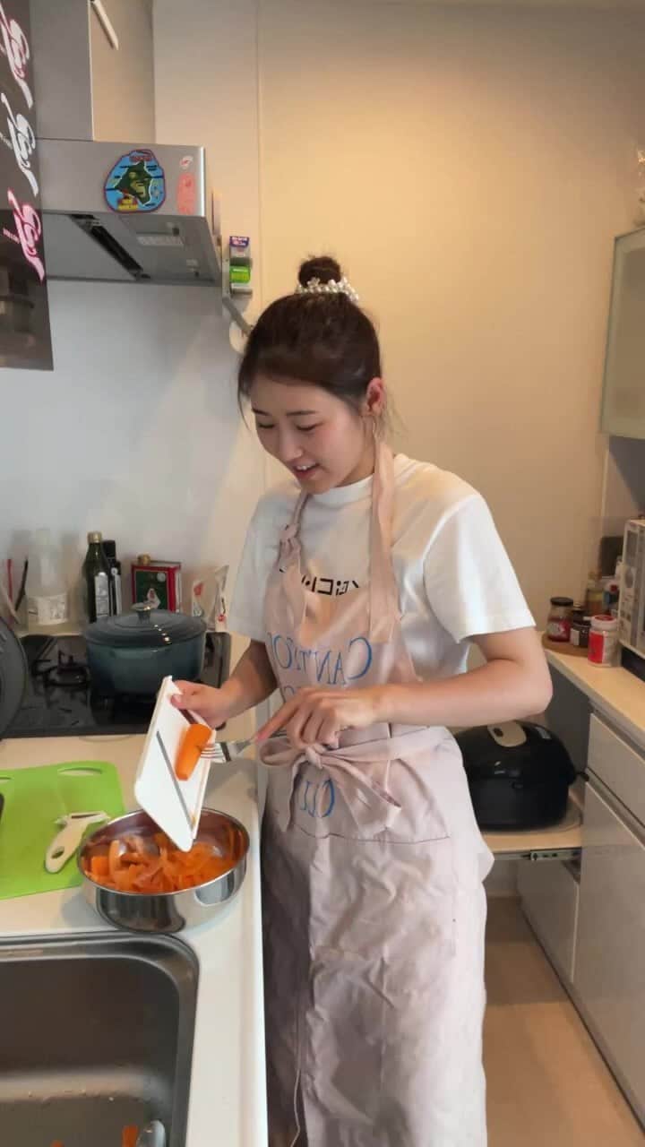 西野未姫のインスタグラム：「作り置きを作る配信☺️  ⭐️トマトと玉ねぎサラダ ⭐️にんじんと大根のガーリックナムル」