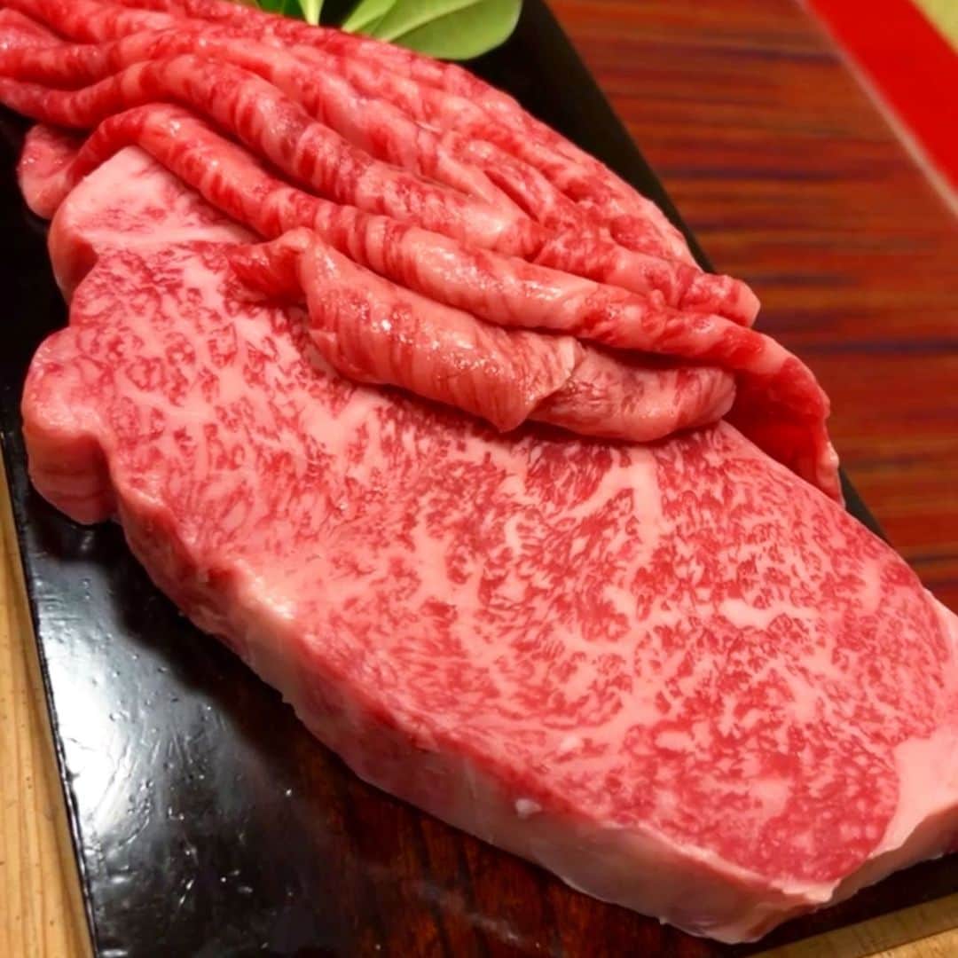 MII MAMAのインスタグラム：「. . . 最高の肉と片手にロゼシャン🥂 最高空間すぎた🥩 . 美味しいもん食べて飲んでる時の幸せたまらん♥️ ------------------------------------------ 🔎White Style mi mama 良かったらチャンネル登録お願いします🙇🏽‍♀️ #YouTube#ユーチューバー#主婦ユーチューバー#MIIMAMA#チャンネル登録お願いします#2児ママ#年子ママ#ギャルママ#ぎゃるまま#アラサーママ#アラサー#30代#30代ママ#ホワイトインテリア#モノトーンインテリア#シンプルな暮らし#収納#ホワイト収納#イチナナ#イチナナライバー#専属ライバー#主婦ライバー#17LIVE#主婦YouTuber#ママYouTuber#ママライバー#幼稚園ママ#小学生ママ」