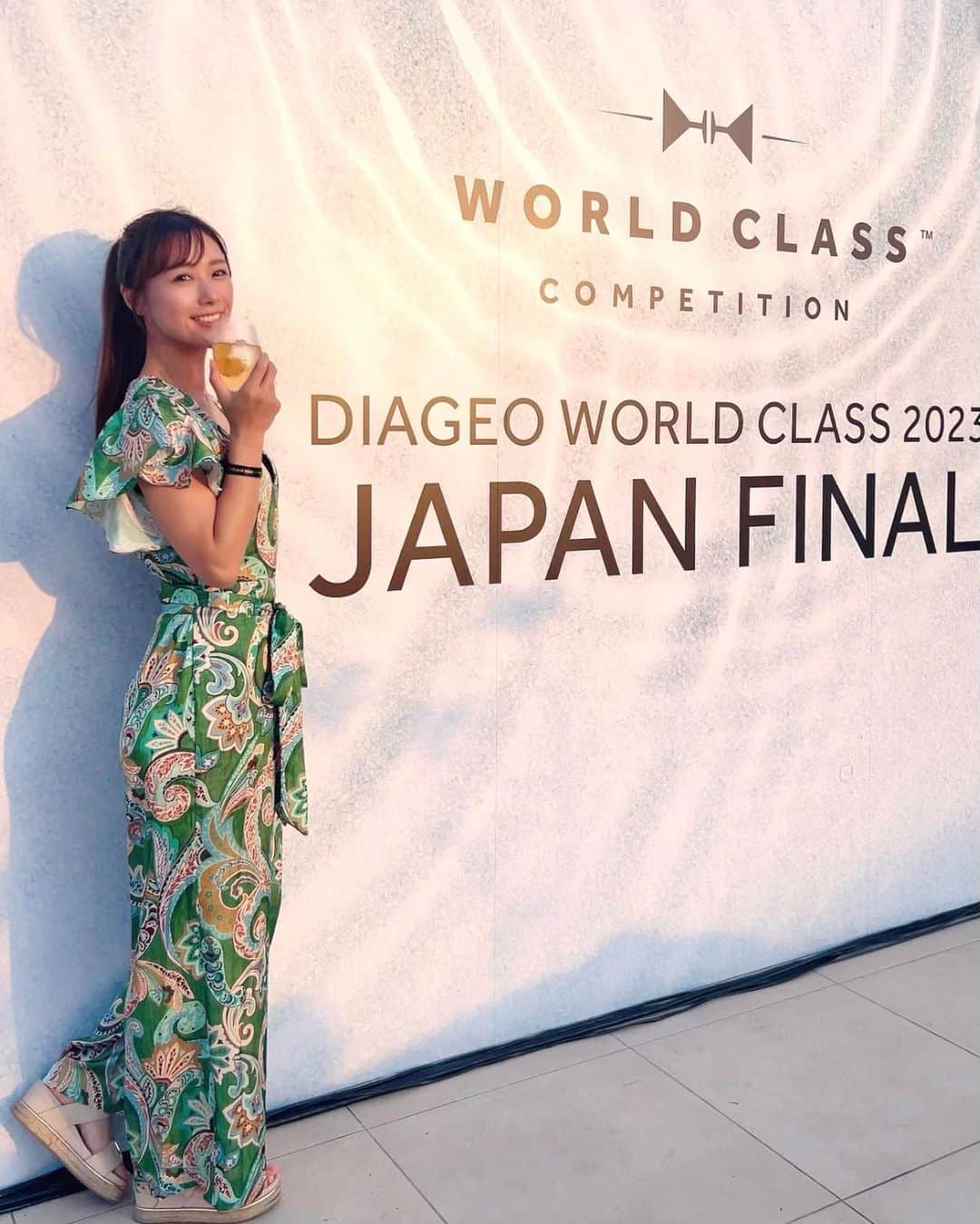 のインスタグラム：「world class japan2023に行ってきました🤭 日本一のバーテンダーをきめる大会が、豊洲キラナガーデンで行われました☺️ 音と光と景色がマッチして素敵なロケーション✨ このロケーションとお酒が良く合う🥃🩵 私はドンフリオをシャンパングラスで頂きました🥂 テキーラをシャンパングラスで飲むのは初めてだったけど、 大人な感じでとてもおいしかった☺️✨ #お酒は20歳になってから #diageo #diageojapan #diageoworldclass2023 #pr #Worldclassjapan2023」