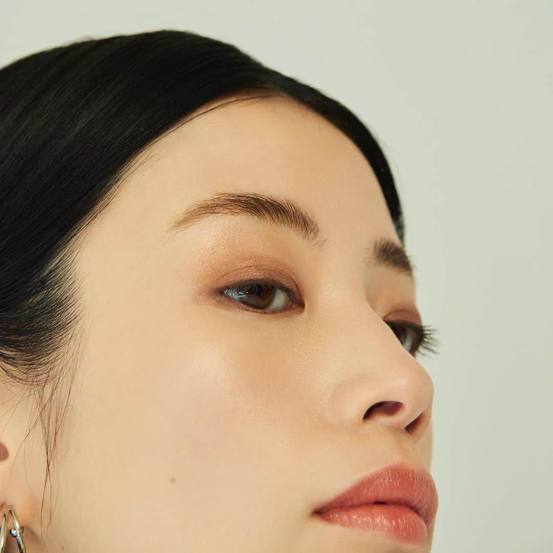のインスタグラム：「⠀  2023 A/W Makeup Collection 洗練の余韻  ＜USE ITEM＞ ・ヴァティック アイパレット 10 リバティプラム ・ヴァティック アイズ 21 スターダスト ・イラボレート ジェル アイライナー 03 トープ ・アラウズ リップス 10 ノーブルレッド  ＿＿＿＿＿＿＿＿＿＿＿＿＿＿＿＿＿  ＜1st Line up＞ ヴァティック アイパレット ヴァティック アイズ アラウズ リップス イラボレート ジェル アイライナー  ＜2st Line up＞ スキンレゾネート リキッドファンデーション シームレス フェイスパレット スキンユニティ プレストパウダー ファンデーション ブラシ A マルチ ブラシ A  【1st Line up 発売情報】 2023年7月7日(金) 予約開始 2023年7月19日(水) 先行発売：Celvoke 阪急うめだ本店 2023年7月21日(金) 全国発売  【2st Line up 発売情報】 2023年7月7日(金) 予約開始 2023年7月26日(水) 先行発売：Celvoke 伊勢丹新宿店 2023年8月9日(水) 先行発売：Celvoke 西武池袋本店｜Celvoke 阪急うめだ本店 2023年8月18日(金) 全国発売  #Celvoke #2023AWColection #AWCollection #Eyepallet #Eyeshadow #Lips #Eyeliner #Foundation #Facepallet #Facepowder #セルヴォ―ク #2023AWコレクション #AWコレクション #秋冬新色 #秋新色 #アイシャドウパレット #アイシャドウ #リップ #アイライナー #ファンデーション #コンシーラー」