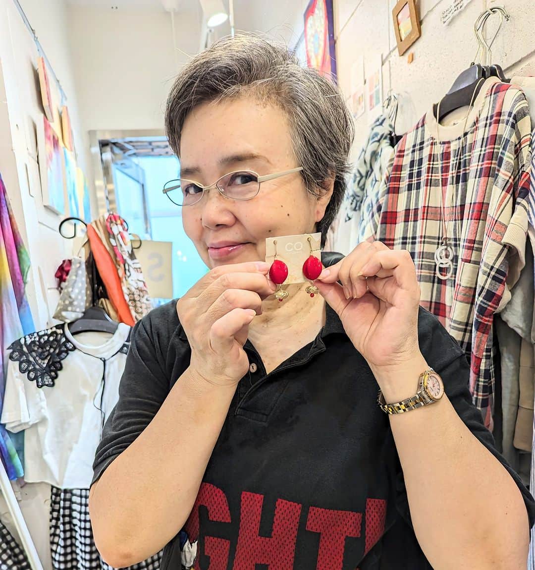 平井富子のインスタグラム：「都内から会社時代の同僚、ケイコさんがクリニック帰りにアンシャンテに、、  先日、友達の関係で20年振りに再会。相変わらず、明るくて元気。会社トークで楽しく盛り上がり〜　  ハンドメイドのオリジナルイヤリングを気に入って頂きました。赤が可愛い〜  また、気楽に遊びに来てね。」