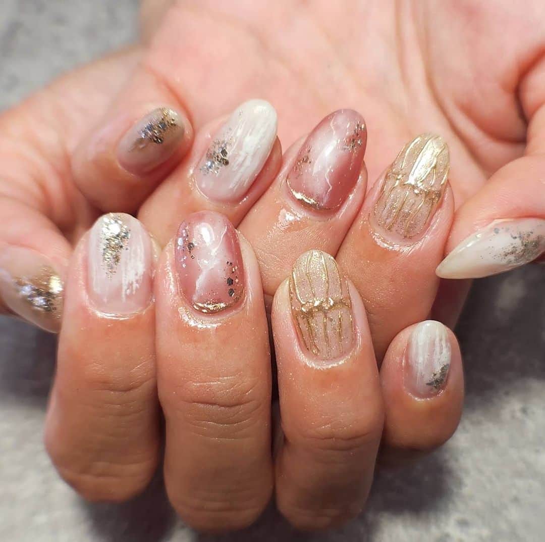 のインスタグラム：「nail💅🏻✨ 写真は前回のネイル💛  今回も可愛く仕上げてもらいました💓 お気に入り‪🫶🏻 ̖́- いつも可愛く仕上げて下さって ありがとうございます☺️🤲  爪が可愛いとテンション上がる🥰  @bennie25yy   #ネイル #ネイルデザイン #おまかせart」