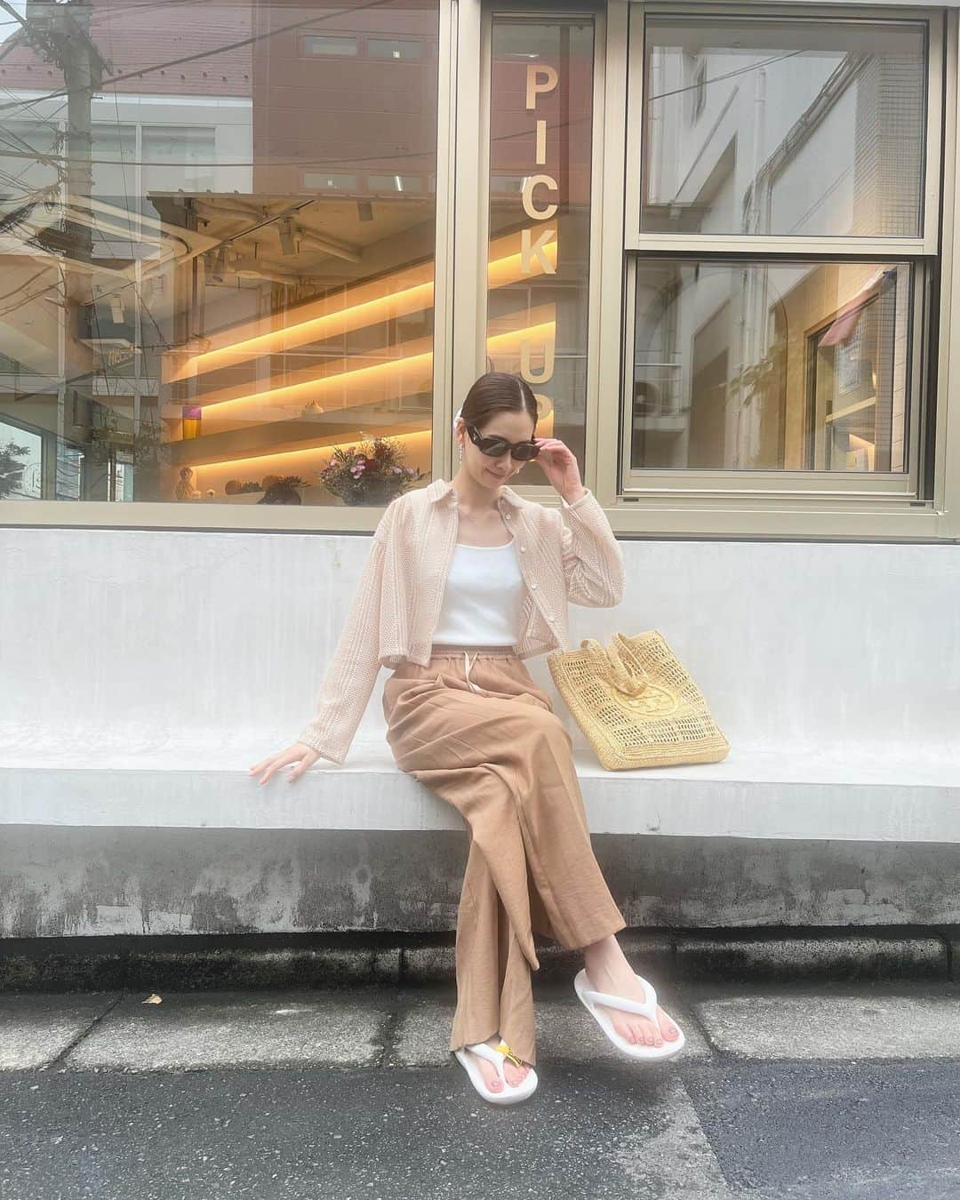 谷川りさこのインスタグラム：「毎日暑すぎる😵 ただ冷房で冷え込むので 実は体内は冬より冷え込んでます⛄冷えは万病の元！ なので今日も @salon.on.ebisuにて  酵素浴 入ってきたよ！！  そんな時の私服⭐︎ @_josemoon_  のトップスとパンツ @toryburch  のサマーバッグ👜 サングラスは @prada   #ootd  #outfit  #私服 #coordinate  #毎日温活」