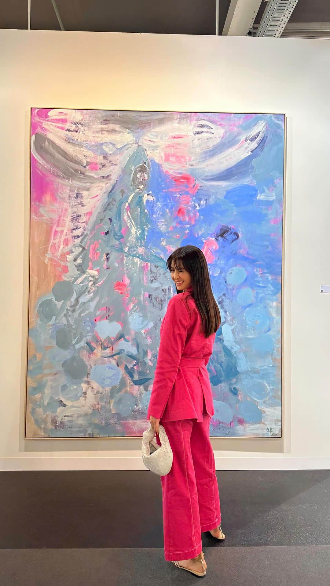 ラライン・シャーのインスタグラム：「The Art in #Basel 🍭  #eyecandy #tengoktengok #arteducation #nabungduluyuk #artbasel #senirupa #aestheticlife #ifonlyinrupiah #junetravels」