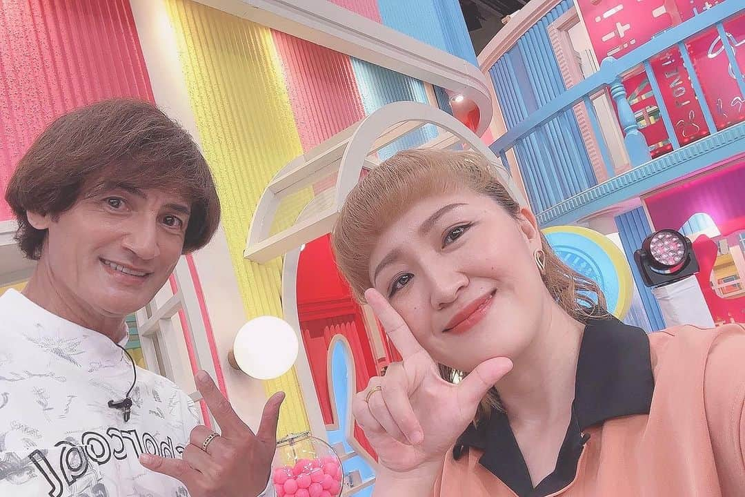 丸山桂里奈さんのインスタグラム写真 - (丸山桂里奈Instagram)「月曜はラヴィットから〜です🐰 今日も朝からとことんに。 ビリビリ椅子回避はよかった〜。 日に日にビリビリが増してます笑笑 ただ、ビリビリに会いたいお尻はいるので、そこが困った尻です。 今日は娘が4ヶ月ワクチンを12時までにということでダッシュダッシュで滑り込み，無事に打ちました😊👋注射はやはり泣きましたが、終わってホッ🤣副作用も1.2回目はなかったので、3回目もありませんように🙏 ワクチンがたくさんすぎてもはや何が何だかわからない感覚になります😂おかんしっかりせーと言われそうです。とほほ😞  #月曜ラヴィット #朝のルーティン #夫婦で自撮り #今日も楽しかった〜 #娘ワクチン #4ヶ月 #ホッ #ギャン泣き #成長してます #いい意味で #インスタバエ」7月3日 17時46分 - karinamaruyama