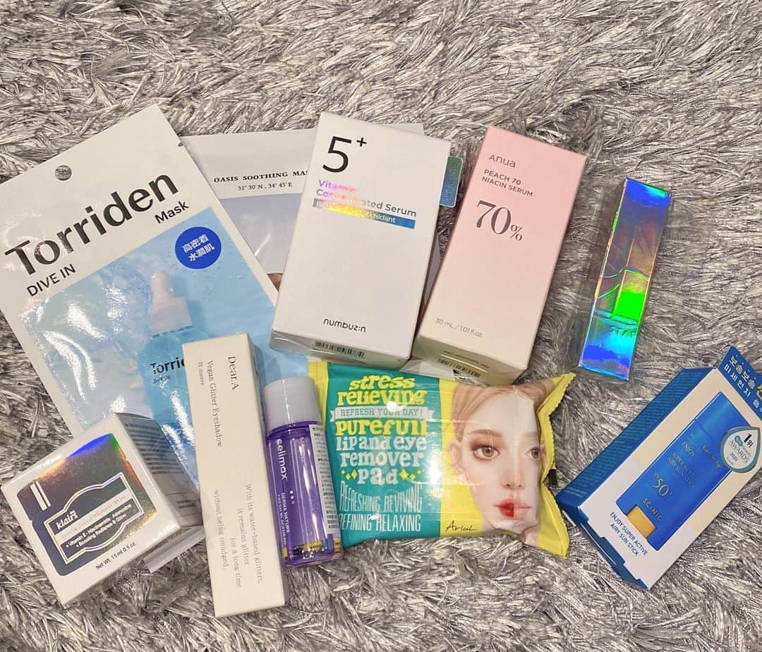 沙季さんのインスタグラム写真 - (沙季Instagram)「🪞🪄︎︎💄✨  @qoo10.official から MEGA kit 頂きました🎁🩵‪  パック 美容液 乳液 リップ などなど色々入ってたけど 全部Qoo10で買えるよ🛍  個人的にすきなのは Dear.Aのグリッターアイシャドウ🩵‪ キラキラだしホロも入っててどタイプでした🥺🫰🏻💗  7/1(土)0:00～ 7/7(金)23:59の期間中は 購入金額の20%が返ってくる💖👶🏻 "メガポ"タグがついてる対象商品を購入すると購入金額の20%がポイント還元もされちゃう☝️🙂‪💡‬  Qoo10ヘビーユーザーとしては かなり有難い🙏😍❤️‍🔥  URLはストーリーのハイライトに載せておきます⸝⸝⸝♡︎  #qoo10 #qoo10megakit #メガポ #pr #韓国コスメ #韓国コスメ購入品 #qoo10購入品 #メイク #自分磨き」7月3日 17時47分 - shaji4700
