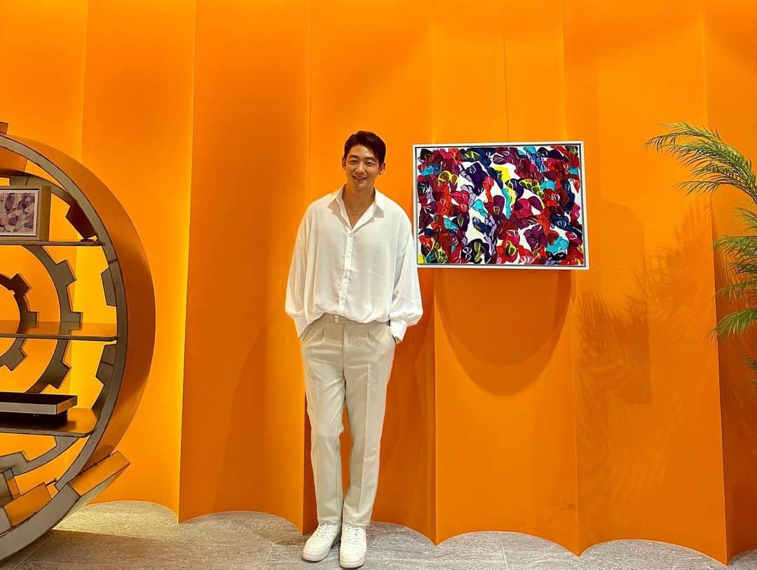 イ・テソンのインスタグラム：「갤러리티 설치완료^^   서울 강남구 언주로 411 갤러리티빌딩 “그림콘서트” 7.4일 화요일 PM 7:00 많은 관심과 응원 부탁드려요~   #이태성작가#전시#그림콘서트」