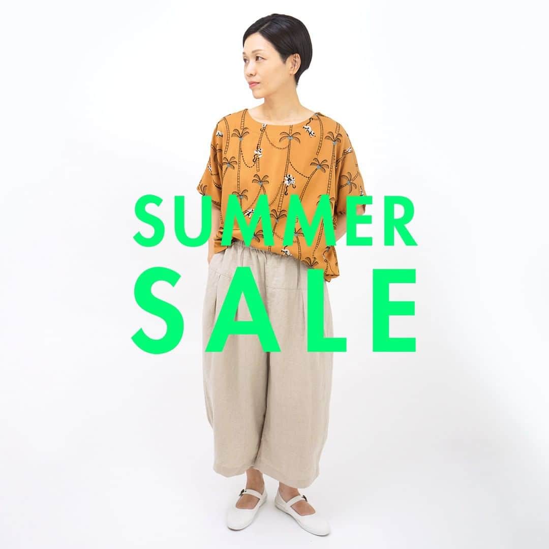 marbleSUD(マーブルシュッド) のインスタグラム：「いよいよSUMMER SALEがはじまります🌻 本日は、完売必至！注目アイテム9コーデをご紹介いたします。online shop SALEは、7月7日(金)12:00よりスタートです✨✨  コーデ① トップス：¥12,320 パンツ：¥7,007」