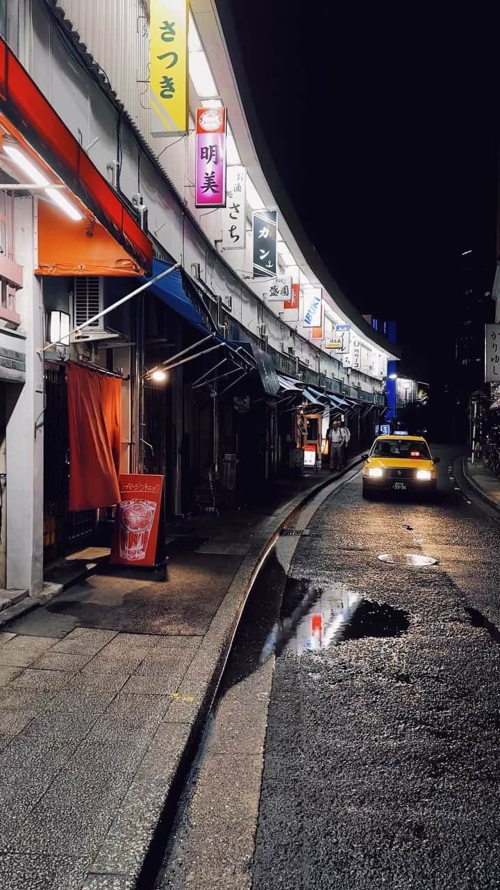 Kaiのインスタグラム：「Moody night in Yokohama.  - This place is called “都橋商店街” in Noge, Yokohama. The curved structure of the building is truly unique. The pubs and snacks in this building are straight out of Showa era.   #yokohama #rainynight」