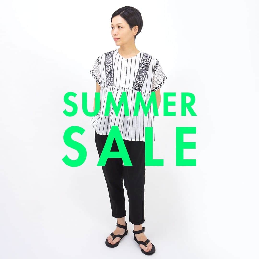 marbleSUD(マーブルシュッド) のインスタグラム：「いよいよSUMMER SALEがはじまります🌻 本日は、完売必至！注目アイテム9コーデをご紹介いたします。online shop SALEは、7月7日(金)12:00よりスタートです✨✨  コーデ② トップス：¥14,630 パンツ：¥4,851」