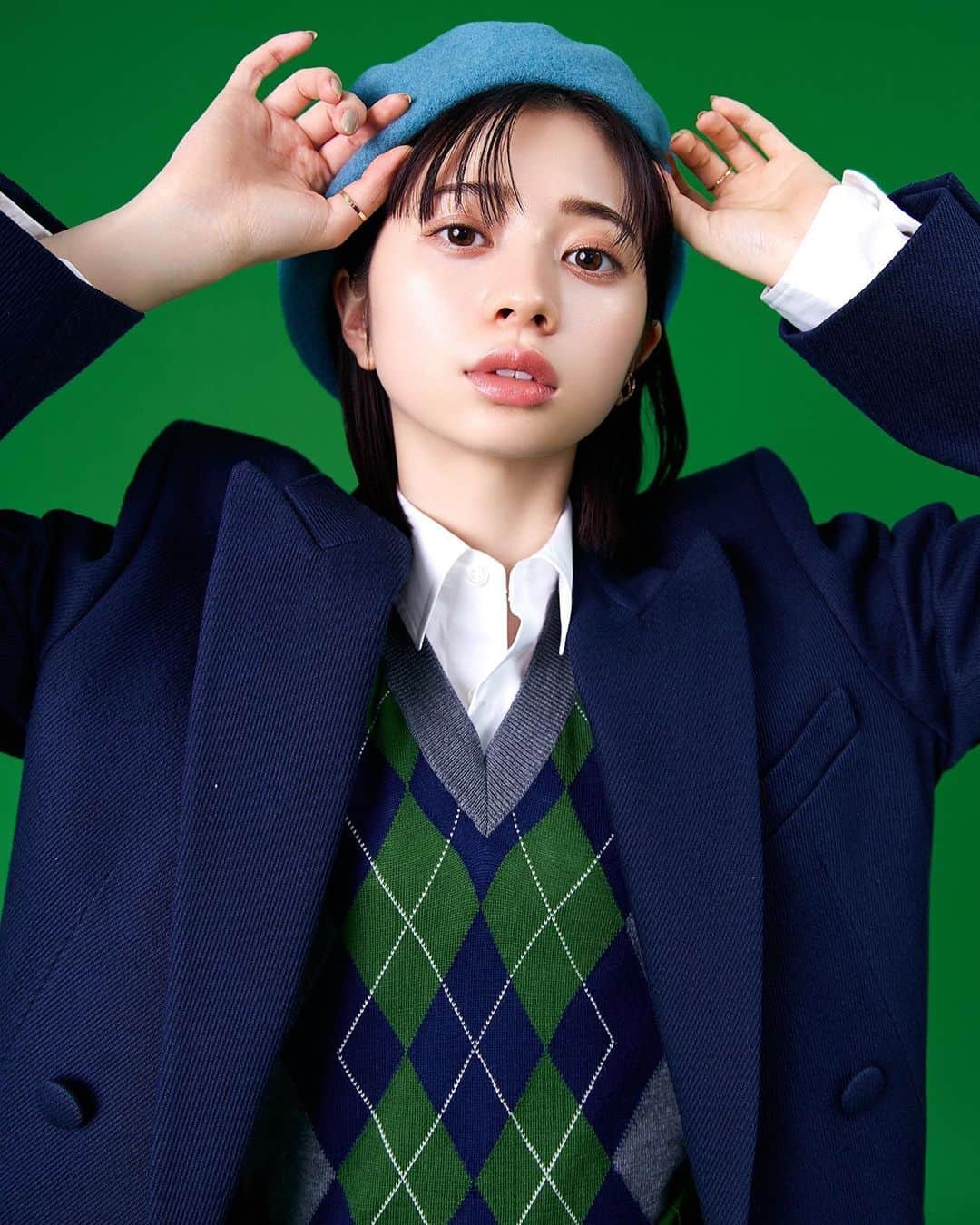 ELLE girl JAPANさんのインスタグラム写真 - (ELLE girl JAPANInstagram)「7/7（金）公開の胸キュン必至の青春ラブストーリー『交換ウソ日記』に出演する桜田ひよりさんが、モードなスクールガールになってELLEgirlに登場💓✨  🔗https://www.ellegirl.jp/fashion/column/a43734221/hiyori-sakurada2023/  #交換うそ日記 #桜田ひより #Y2K #fashionshooting #movie」7月3日 17時55分 - ellegirl_jp